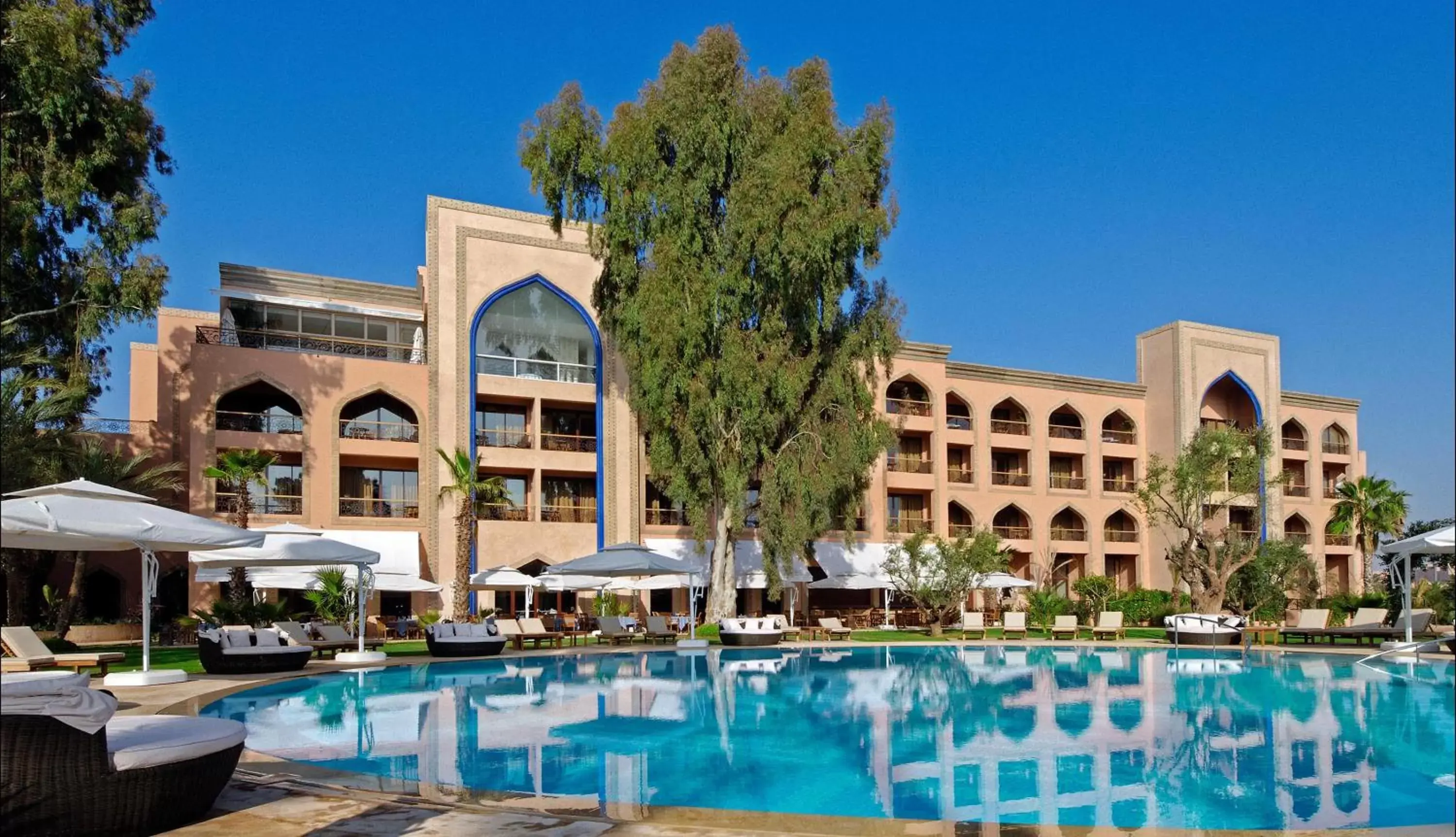 Swimming pool, Property Building in Es Saadi Marrakech Resort - Palace