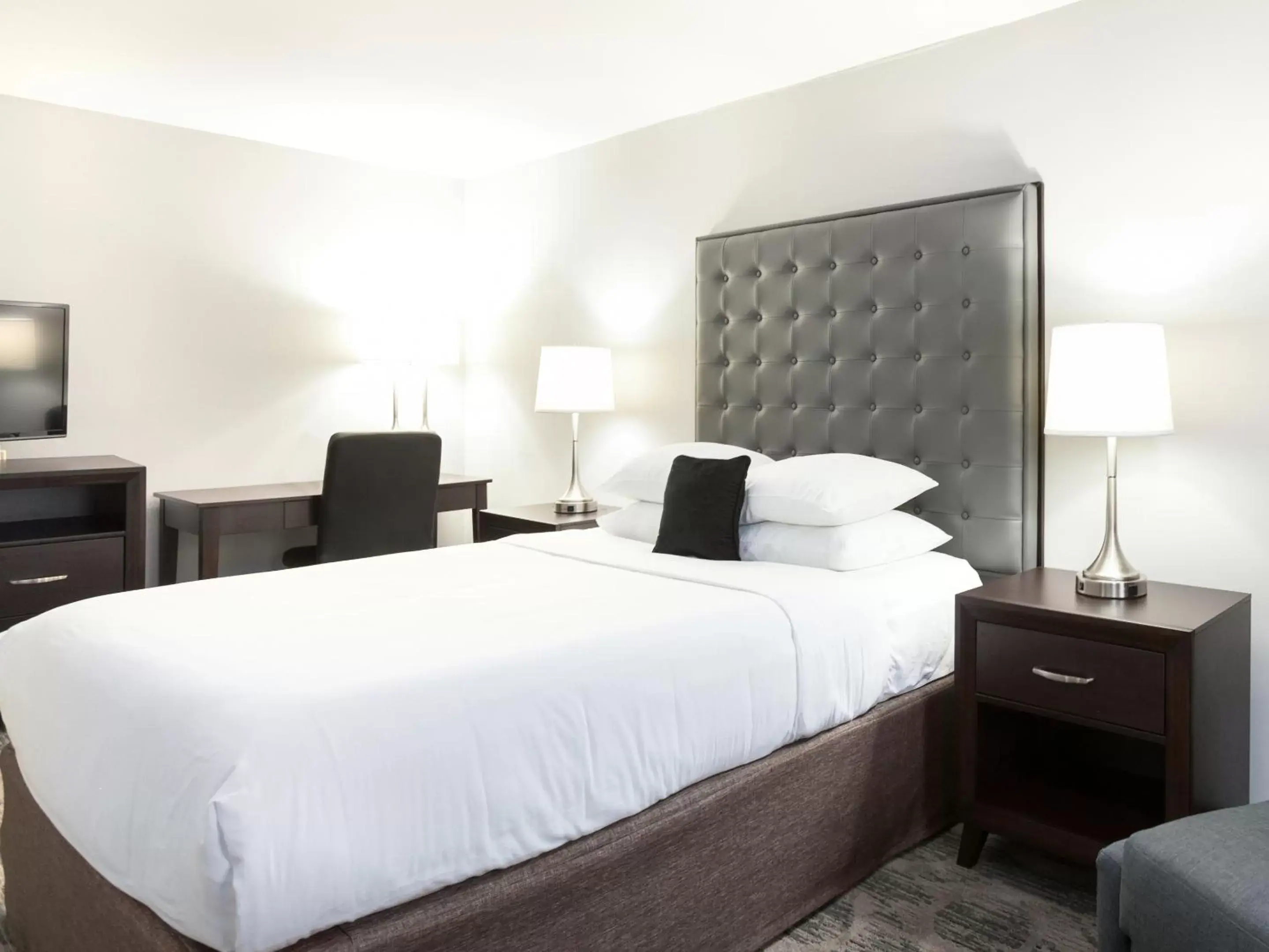 Bed in Red Lion Inn & Suites Auburn/Seattle