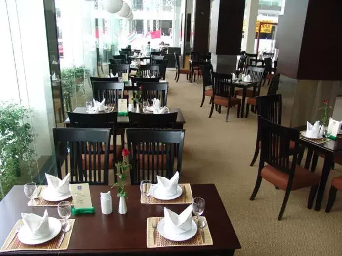 Restaurant/Places to Eat in Golden Crown Grand Hotel