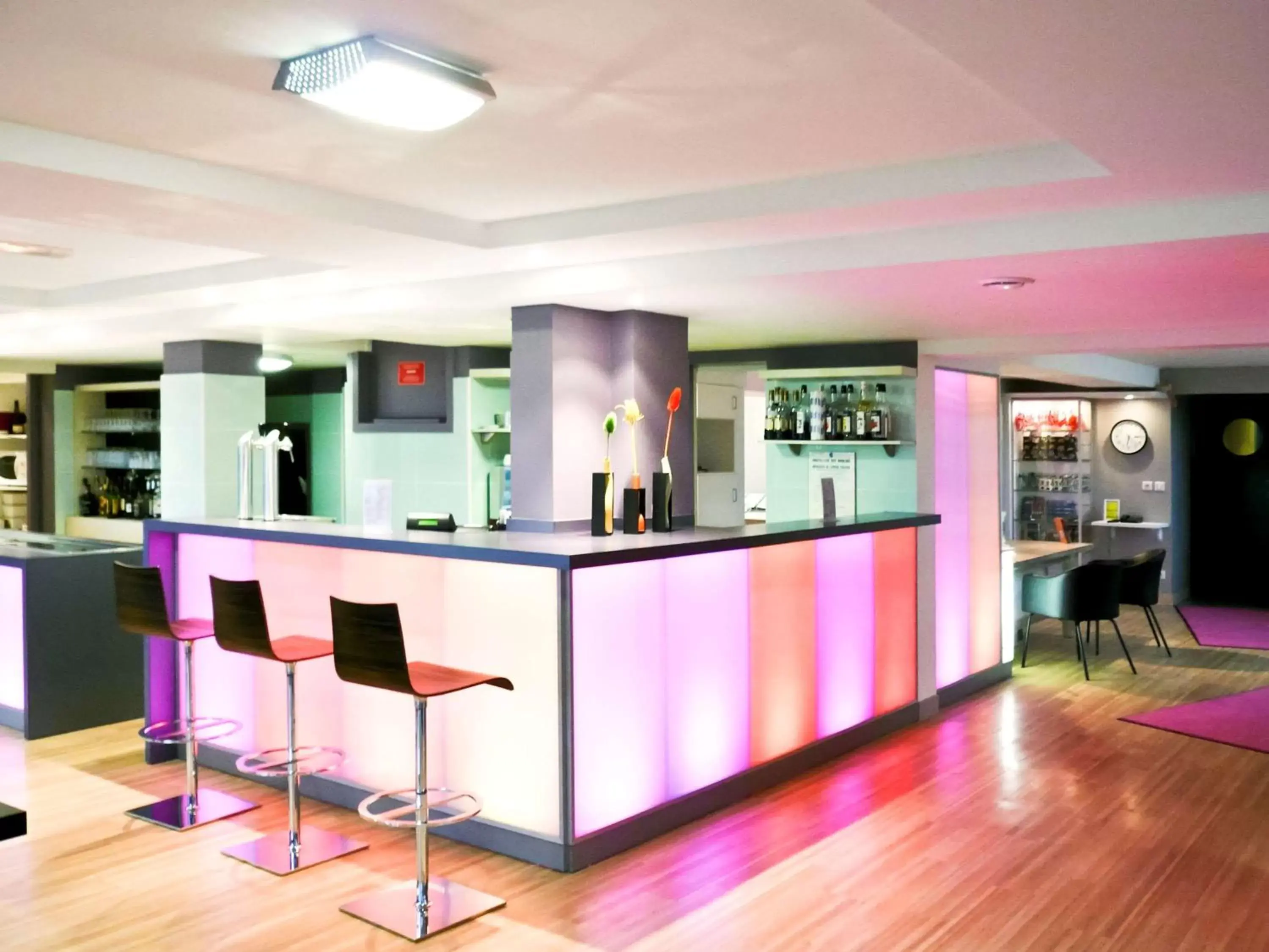Lounge or bar in ibis Styles Ouistreham Lounge or bar in ibis Styles Ouistreham