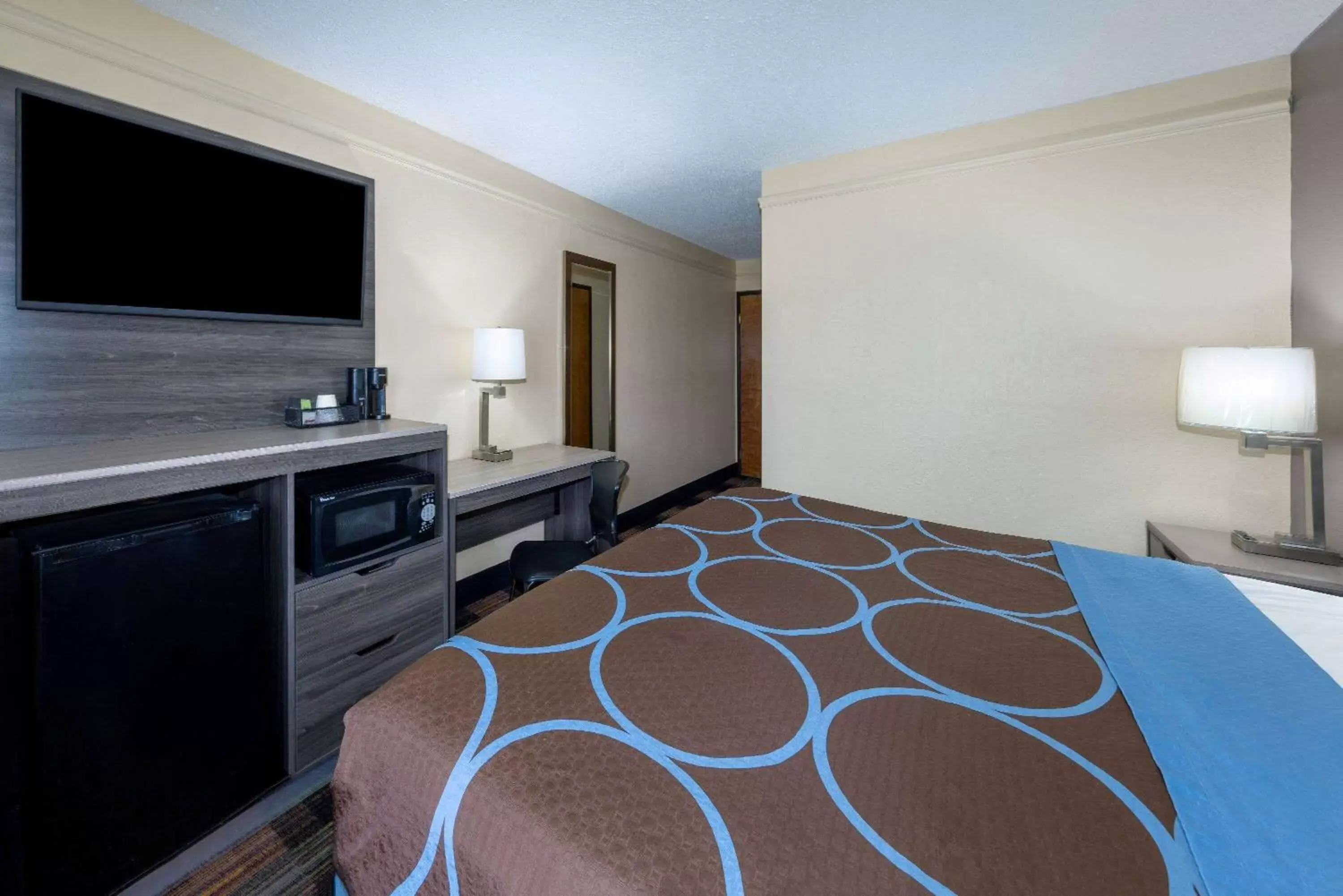 Bedroom, Bed in Super 8 by Wyndham Kansas City at Barry Road/Airport