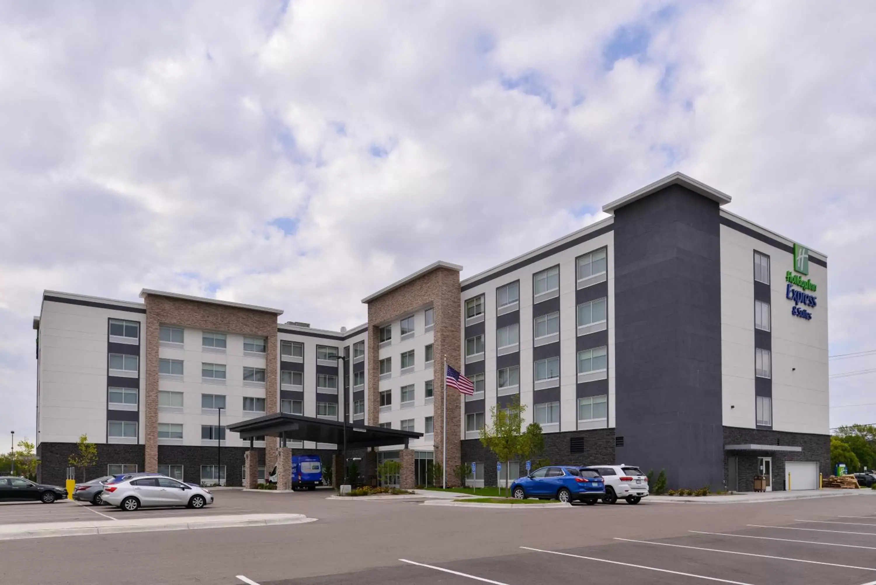 Property Building in Holiday Inn Express & Suites - Mall of America - MSP Airport, an IHG Hotel