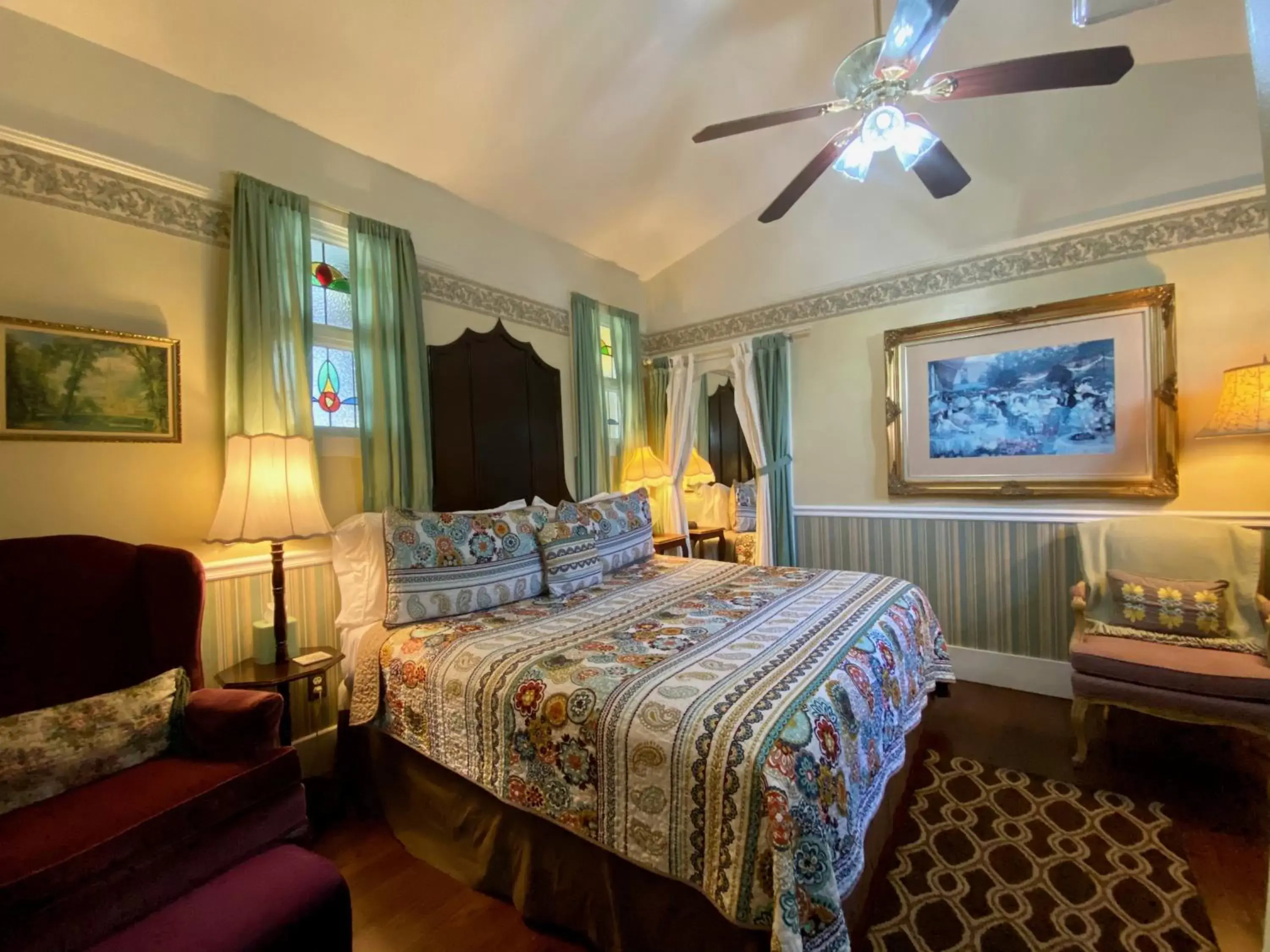 Seating area, Bed in Penny Farthing Inn