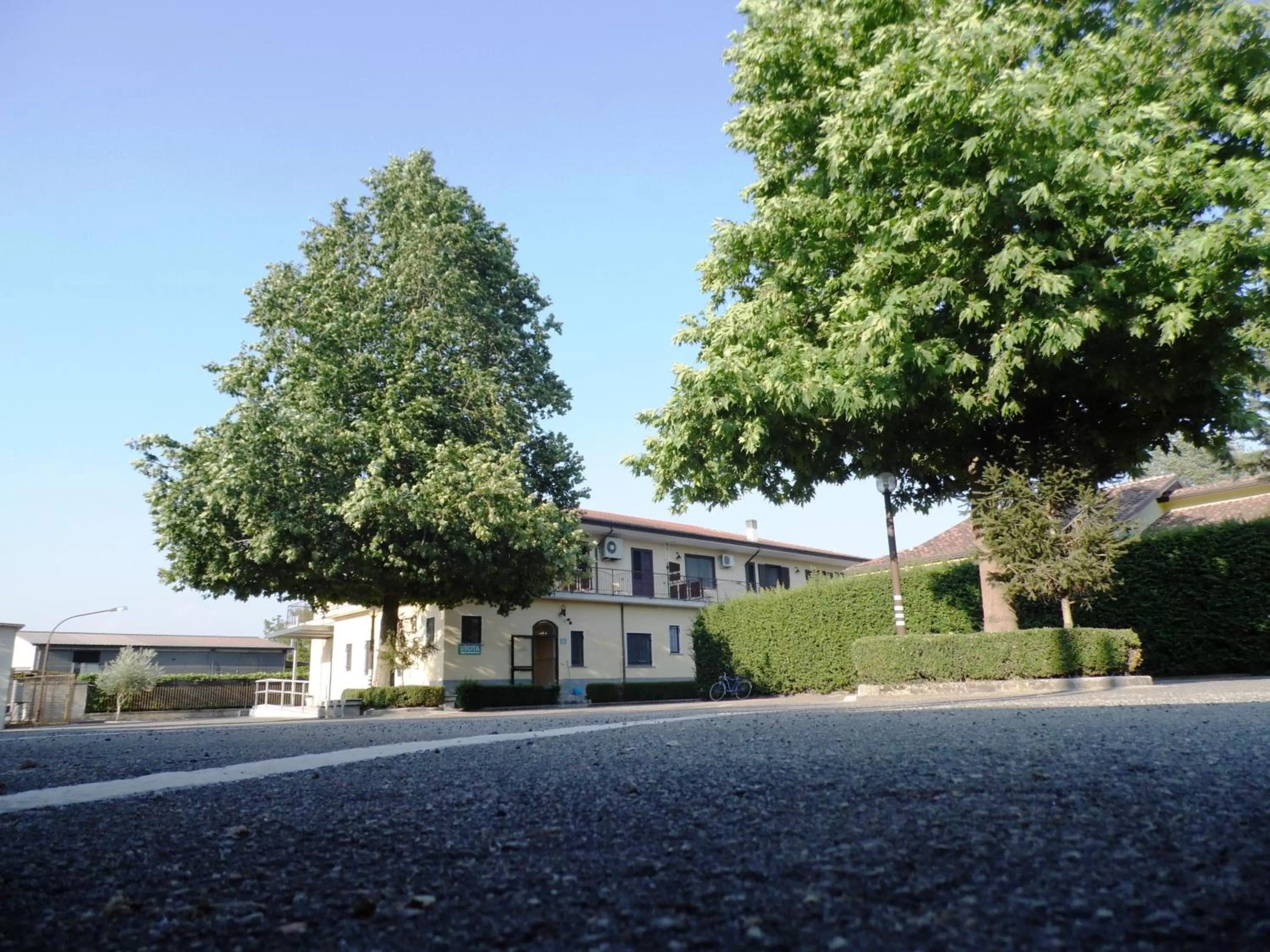 Property building in Hotel Rosso Di Sera