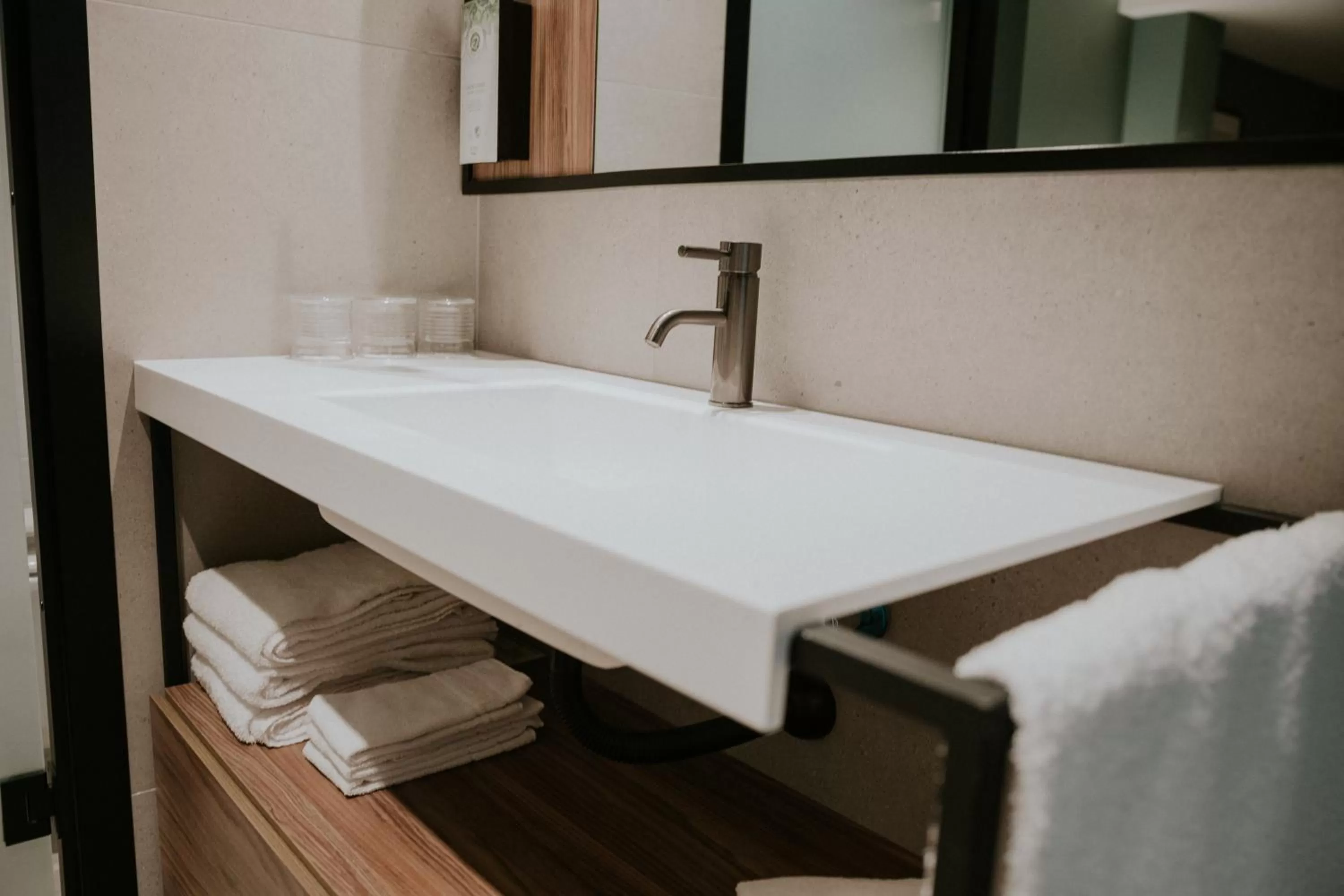 Bathroom, Bed in Catalina Plaza Hotel Sostenible