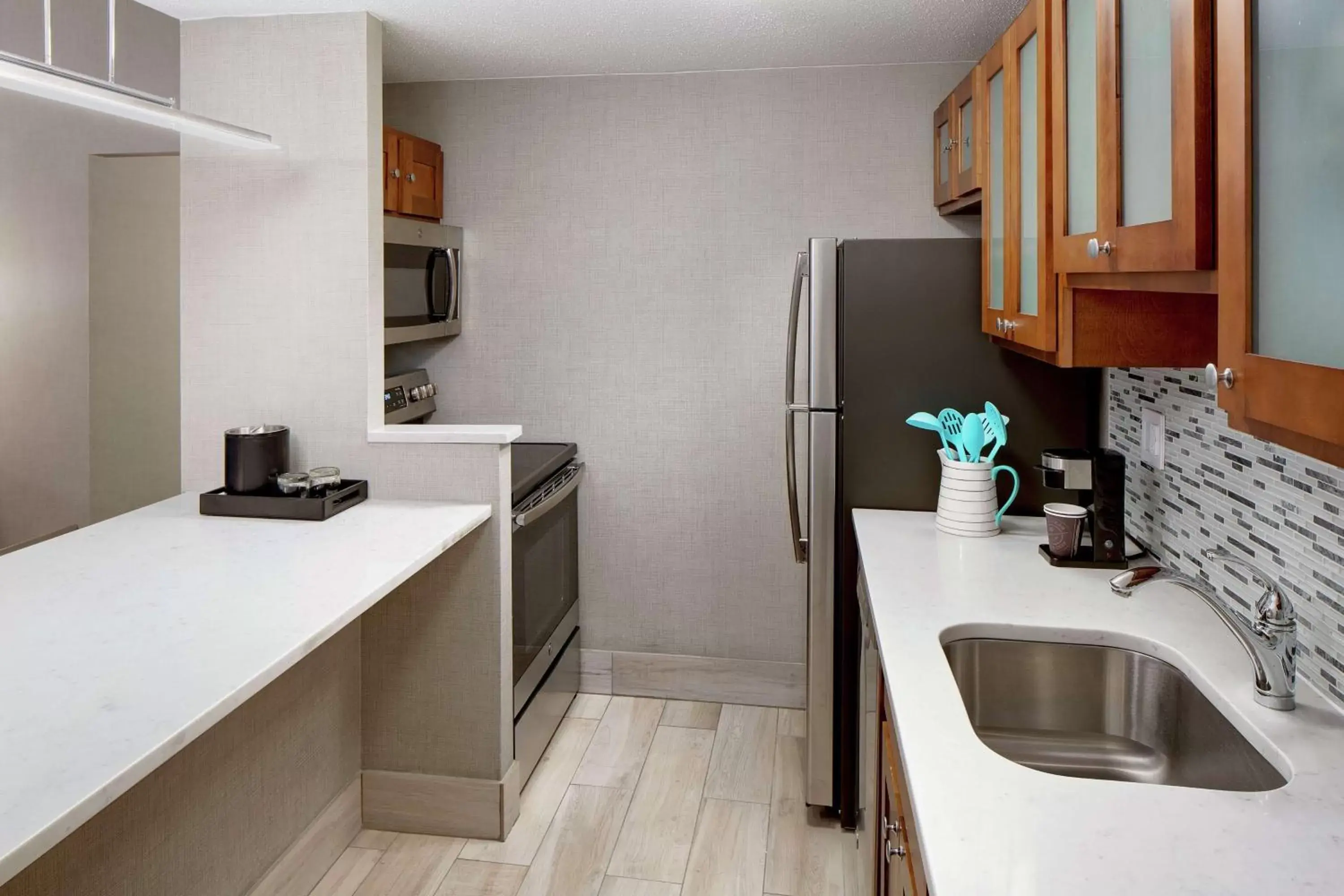 Bedroom, Kitchen/Kitchenette in Embassy Suites by Hilton Boston Marlborough