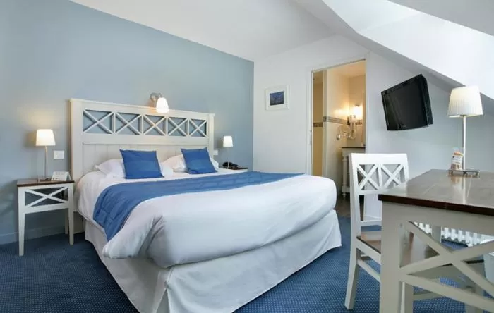 Bedroom, Bed in Logis Hotel, restaurant et spa Le Relais De Broceliande