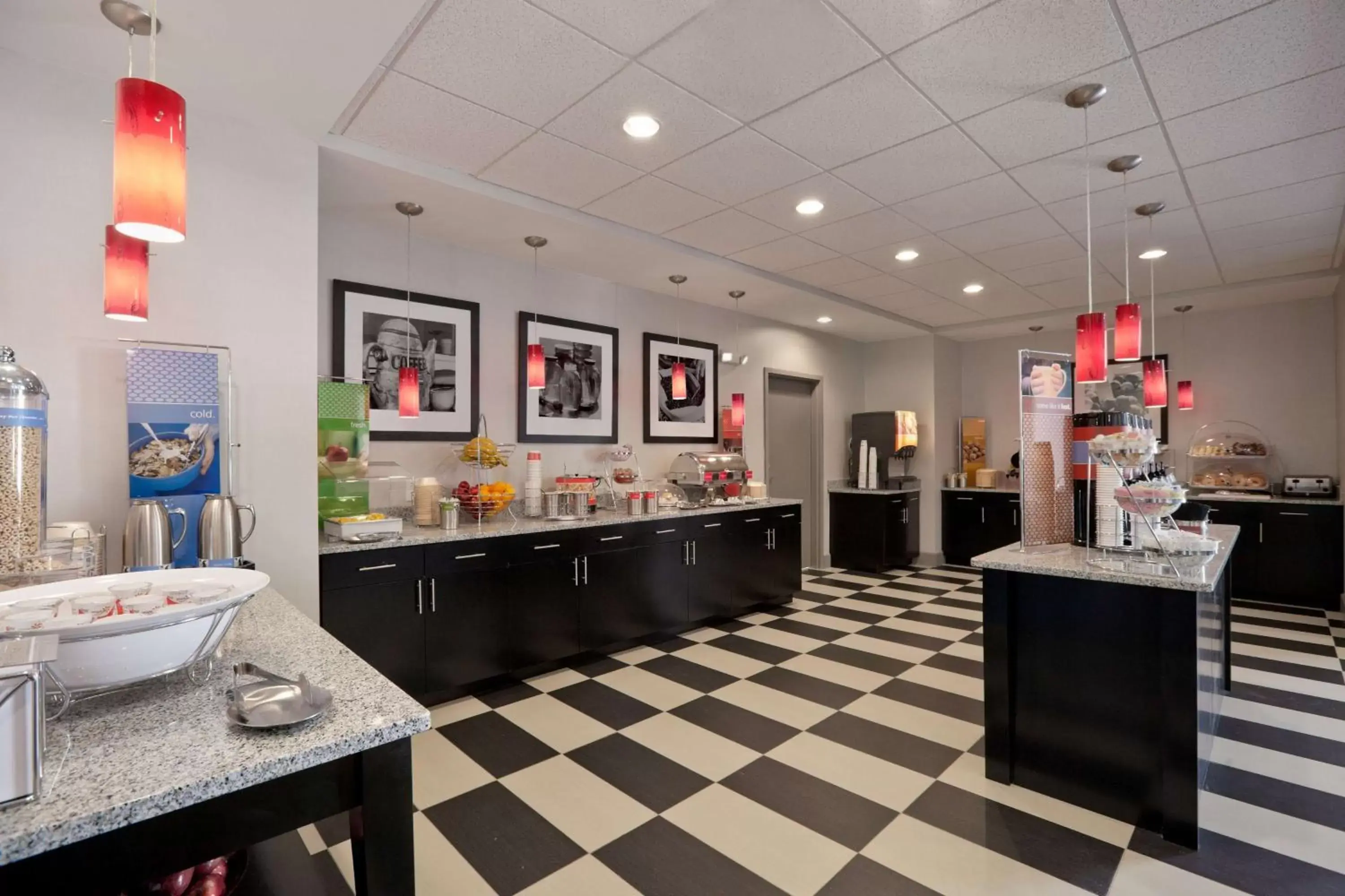 Dining area in Hampton Inn and Suites Roanoke Airport/Valley View Mall