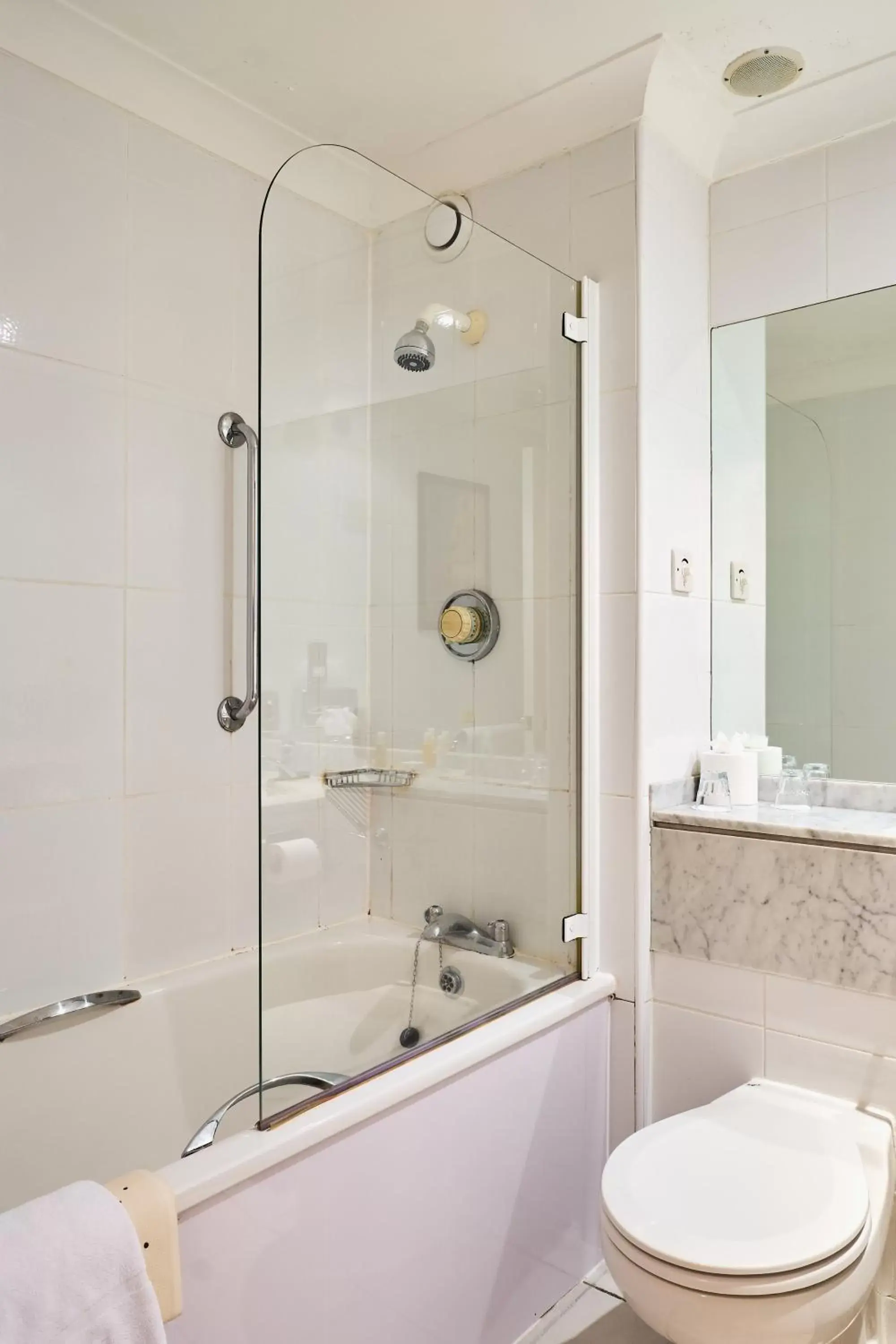 Shower, Bathroom in Stirling Highland Hotel- Part of the Cairn Collection