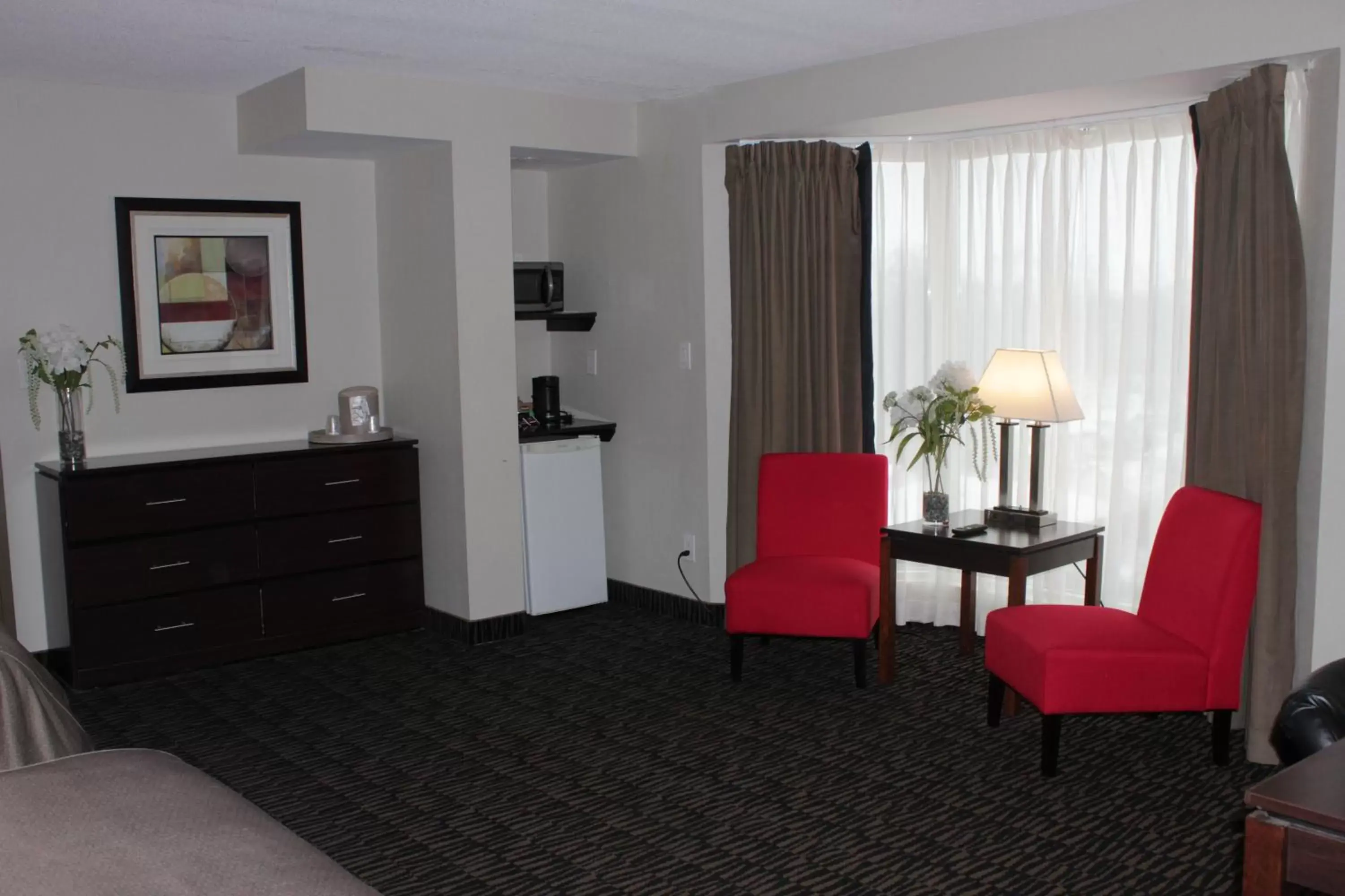 Seating Area in Ramada Plaza by Wyndham Niagara Falls