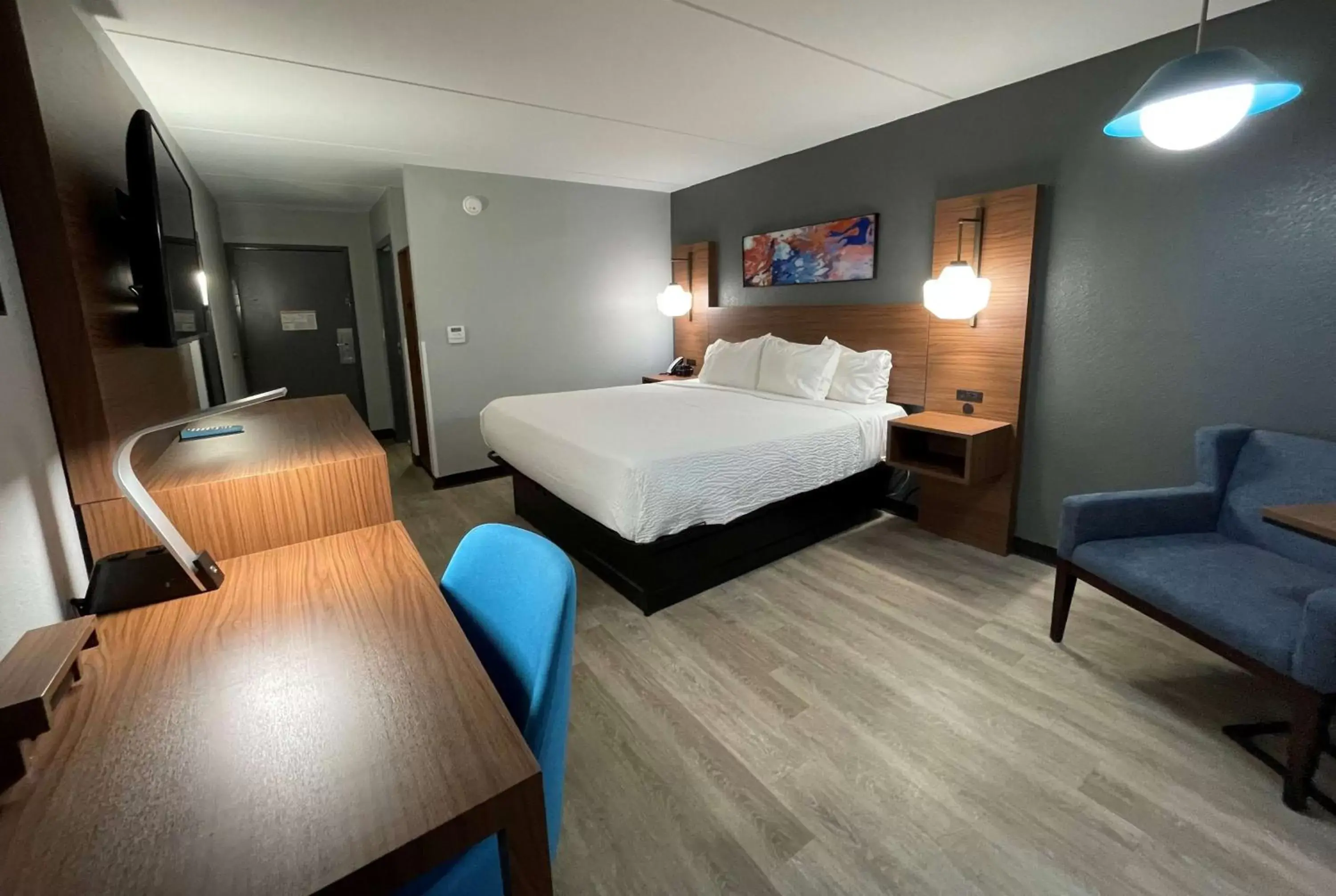Bed in La Quinta Inn & Suites by Wyndham Fayetteville I-95