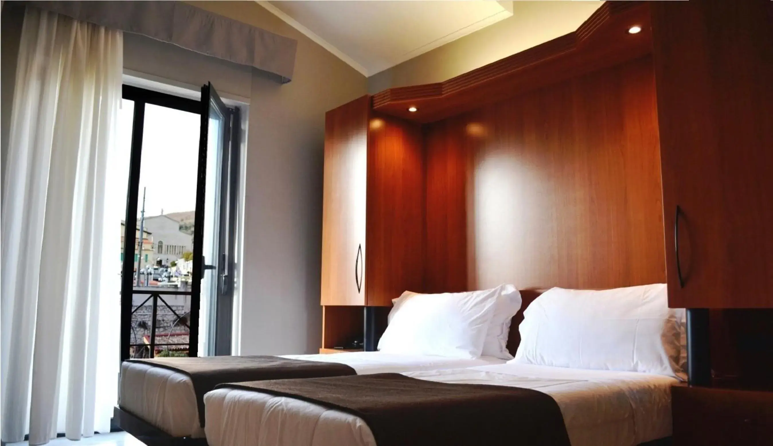 Bed in Hotel Colonne - Alihotels