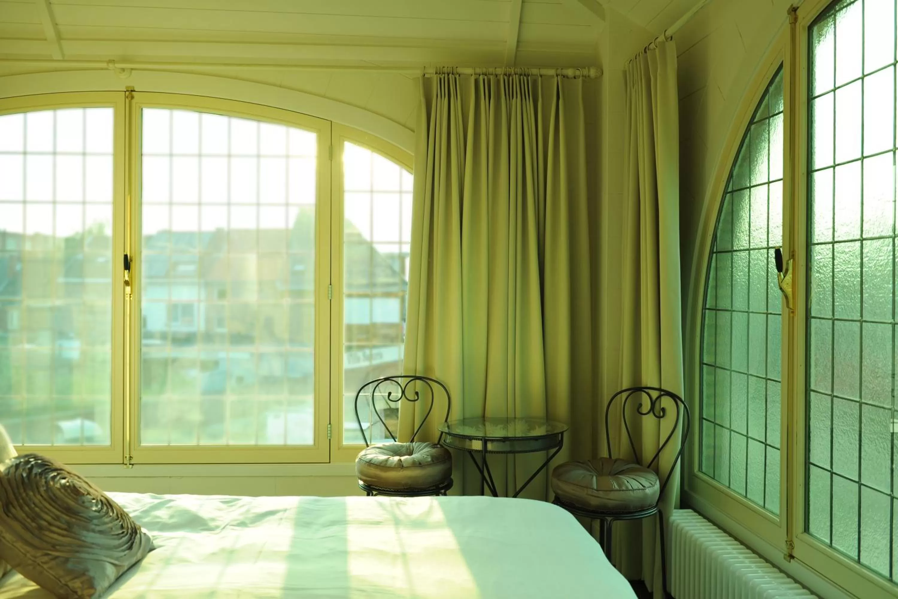 Bed in Charmehotel Villa Saporis