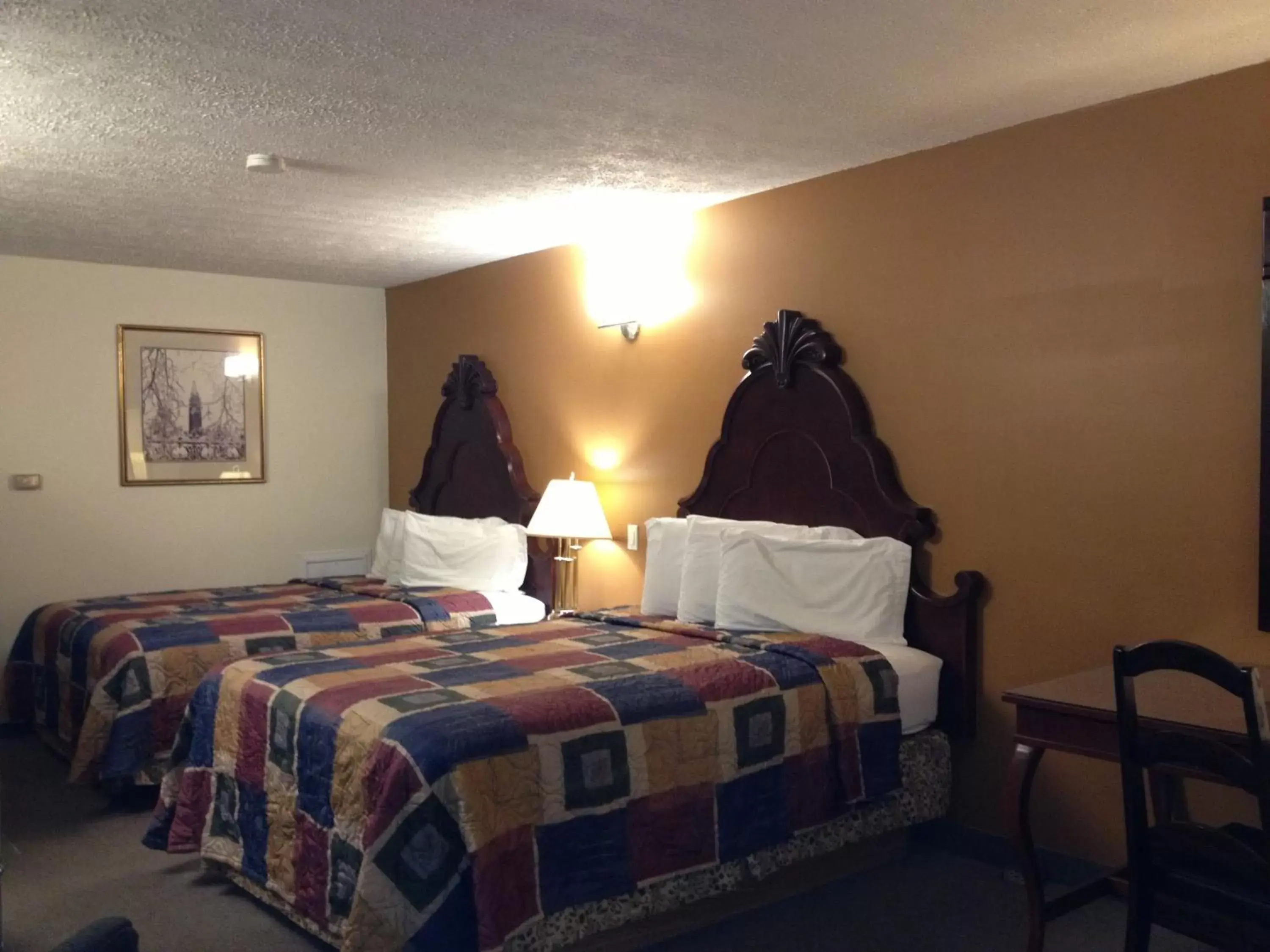 Bed in Midtown Motel & Suites