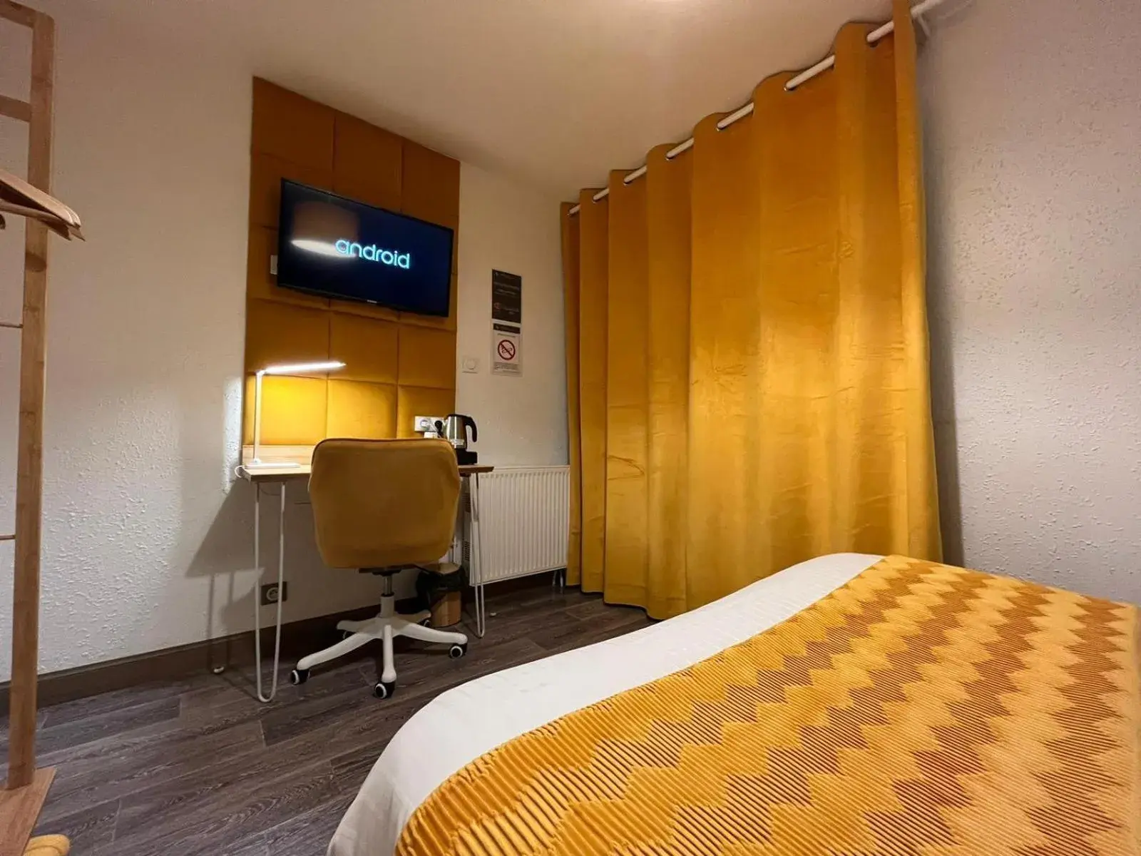 Property building, Bed in Cit'Hotel Le Cheval Blanc