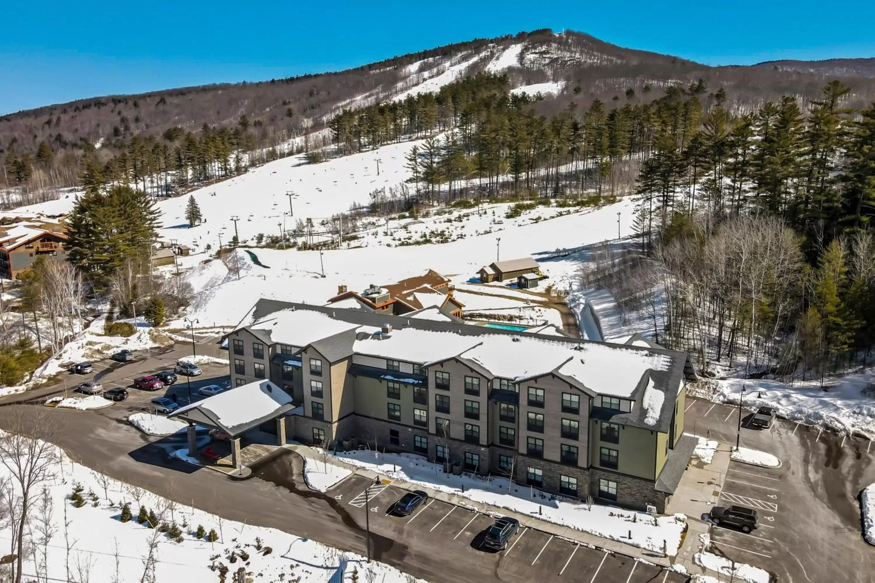 Property building, Winter in Fairfield by Marriott Inn & Suites North Conway