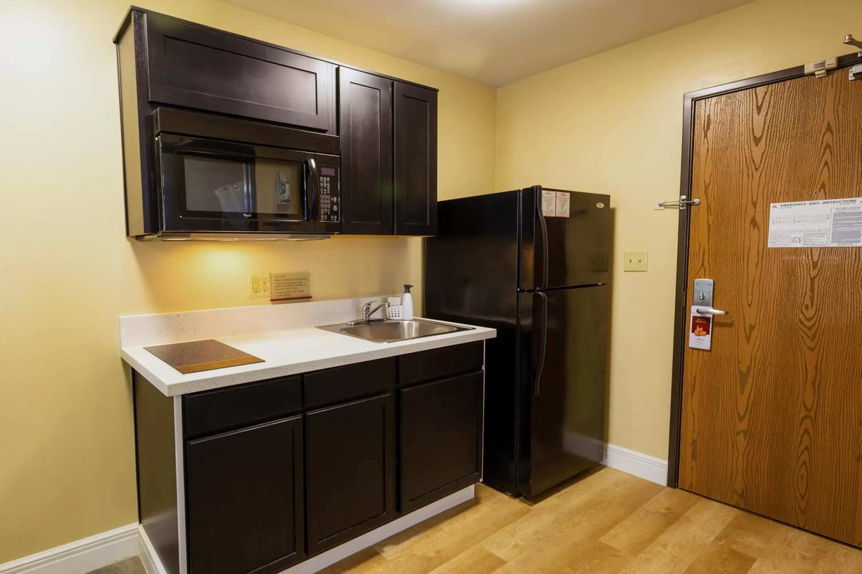 Kitchen or kitchenette, Bathroom in Hawthorn Suites by Wyndham St. Robert/Ft. Leonard Wood