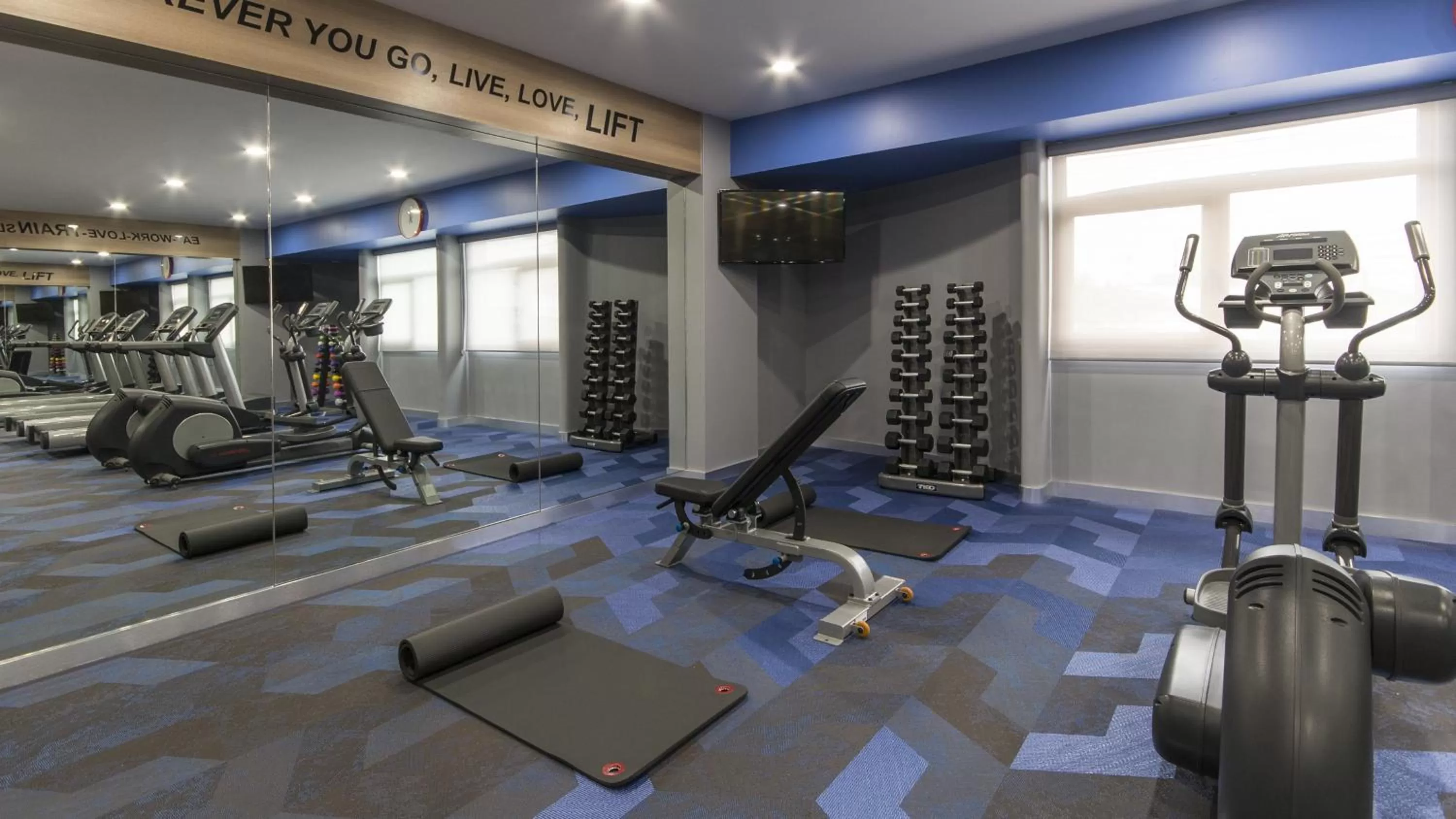 Fitness centre/facilities in Holiday Inn Express Mexico- Toreo by IHG