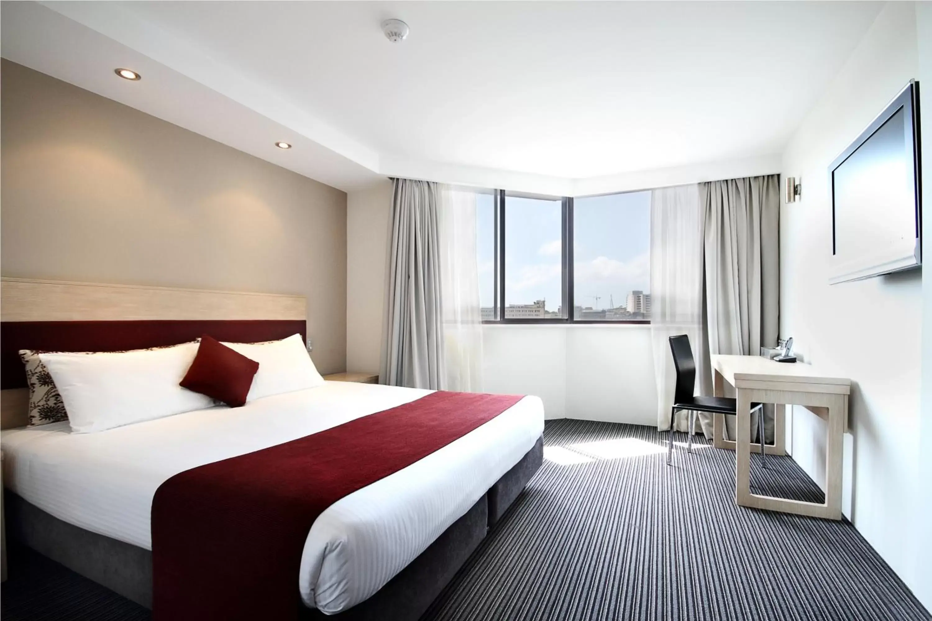 Superior King Room with Balcony in Central Studio Hotel Sydney