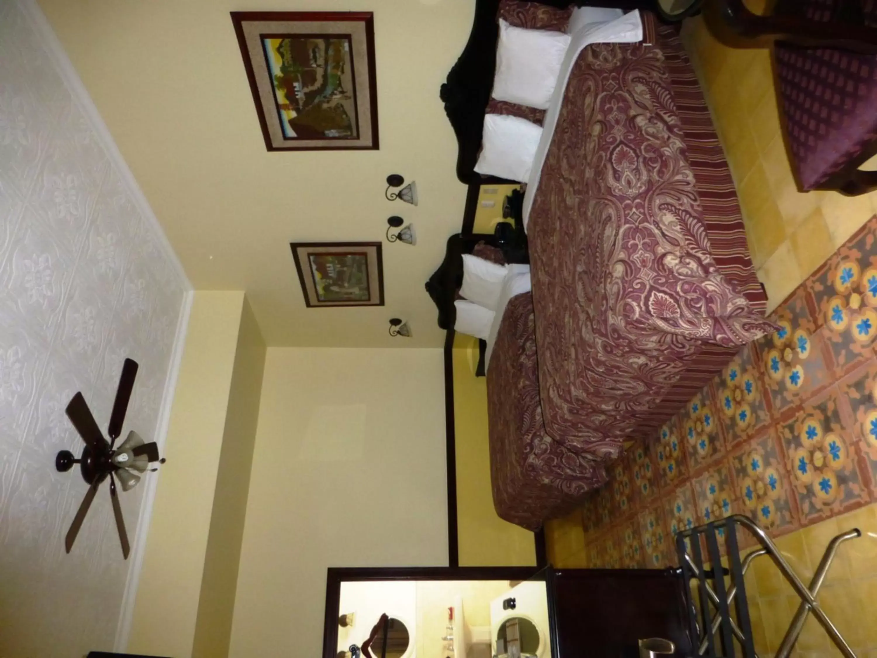 Bed, Seating Area in Hotel Santo Tomas / Historical Property