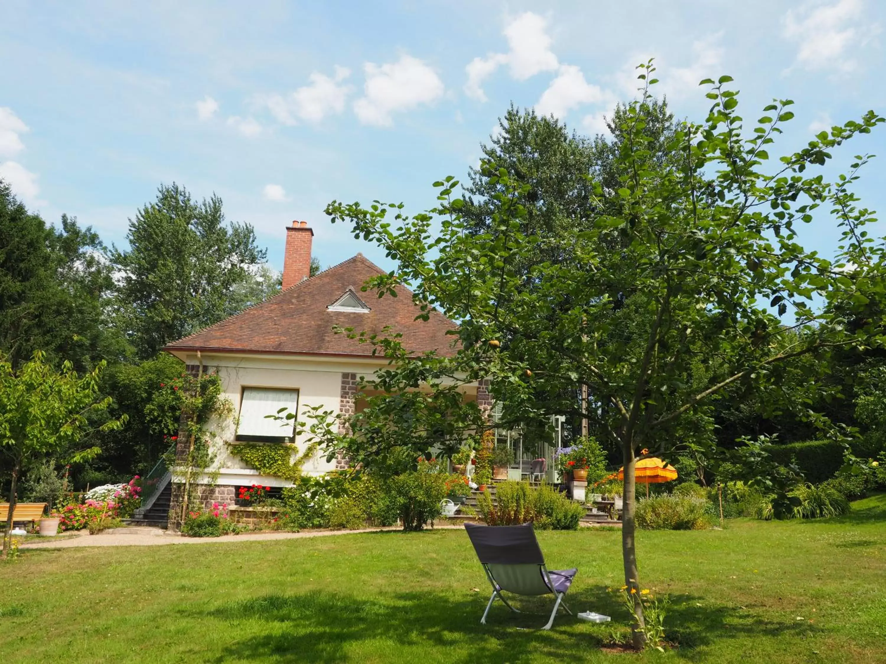 Property building, Garden in Cour Tholmer