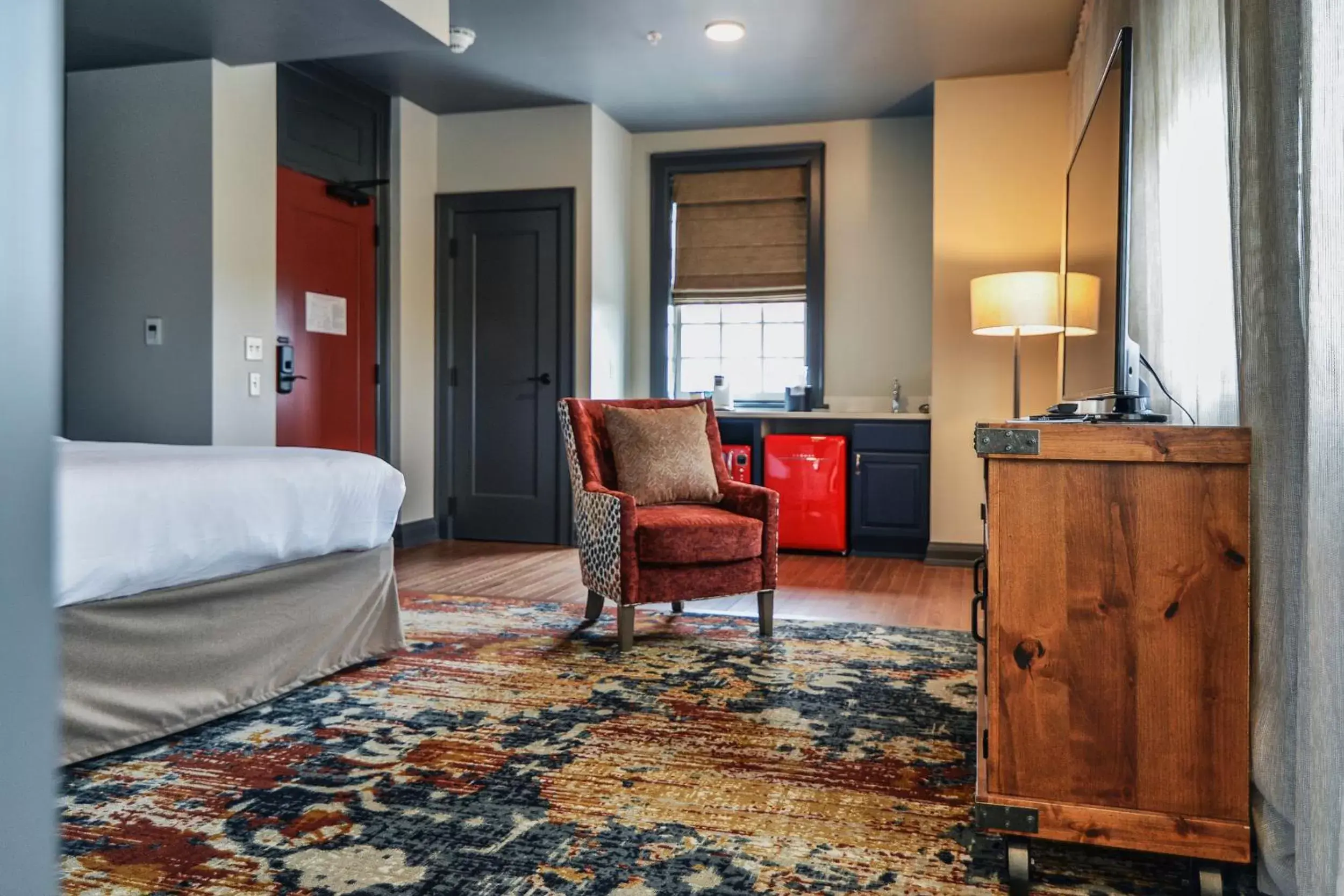 Bed, Seating Area in The Stella Hotel & Ballroom