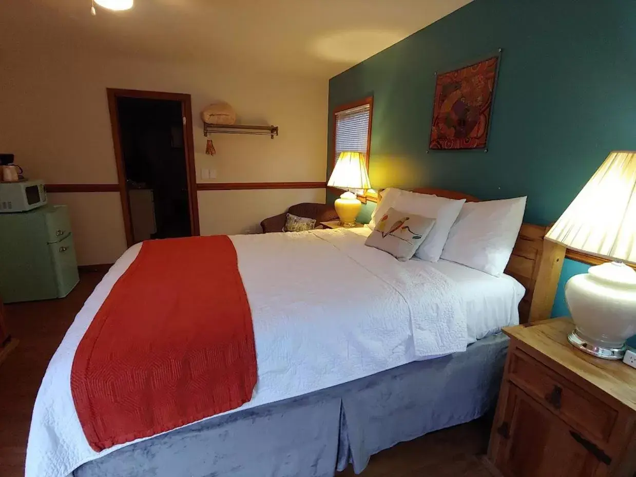 Bed in Meadowlark Motel with Restaurant & Bar