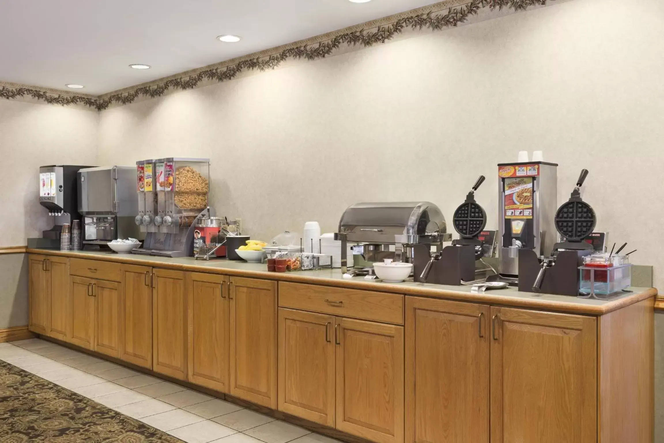 Dining area in Country Inn & Suites by Radisson, Frackville (Pottsville), PA