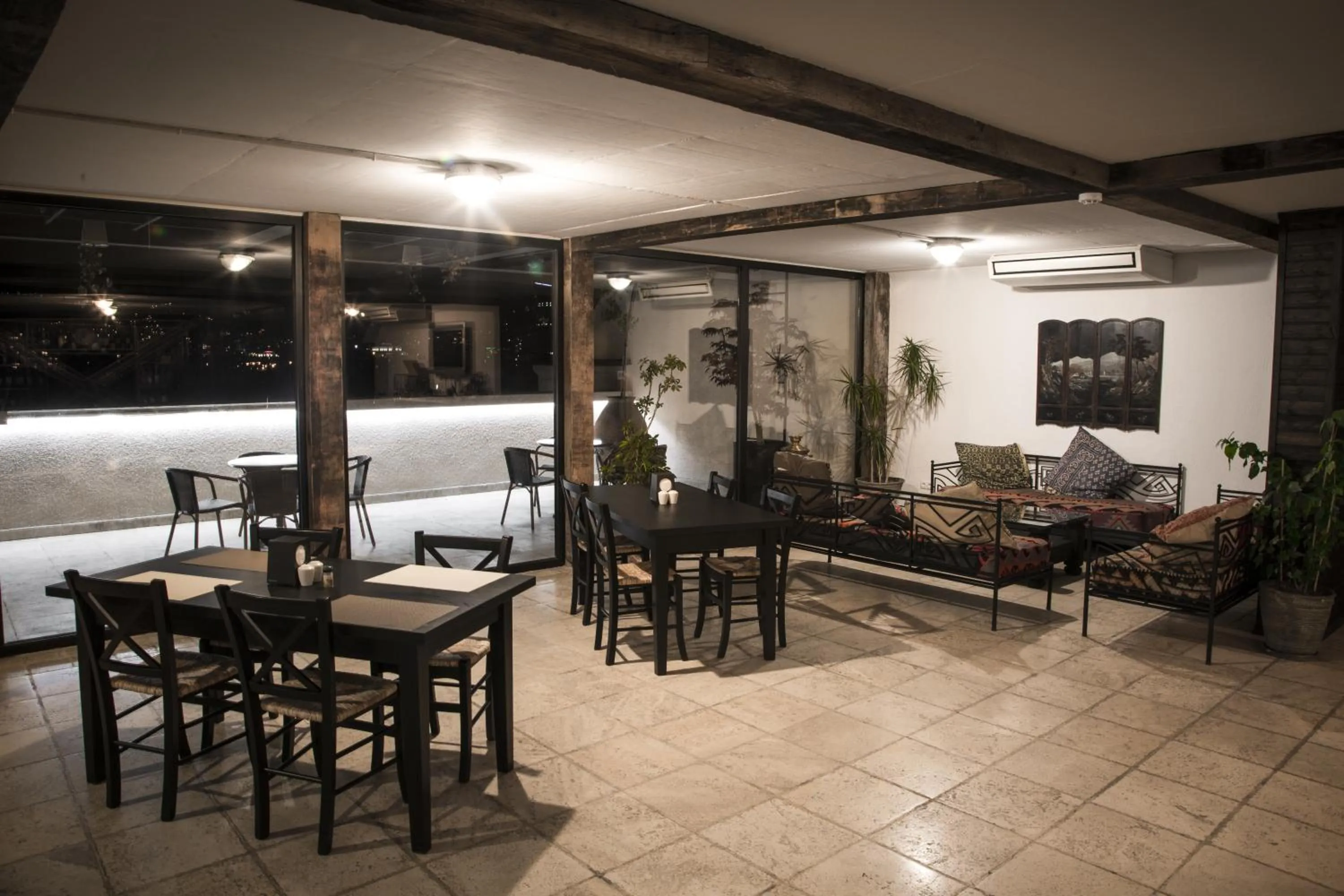 Restaurant/places to eat in Hotel ZP Palace