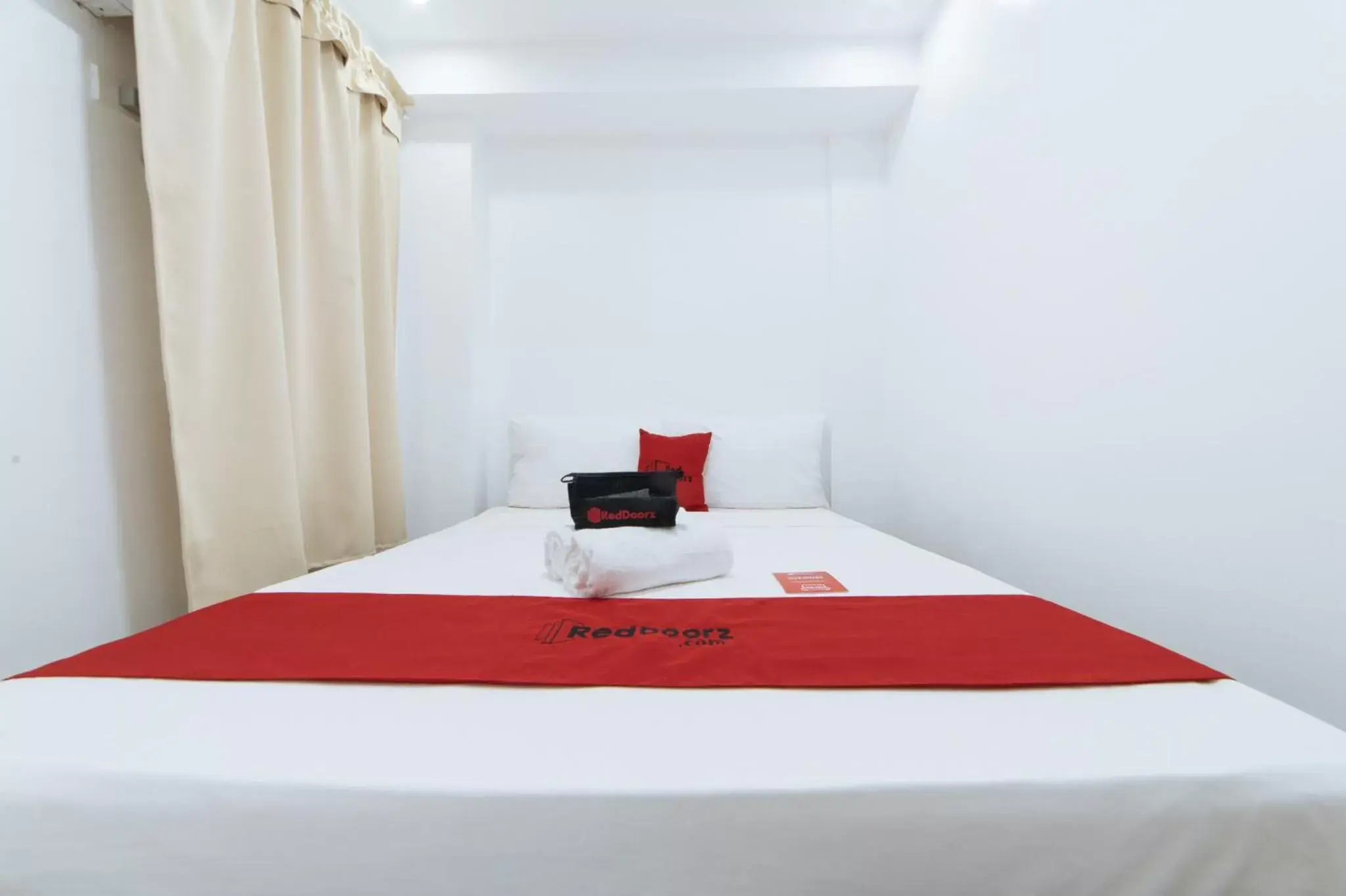 Bed in RedDoorz @ DBuilders Bangkal Makati