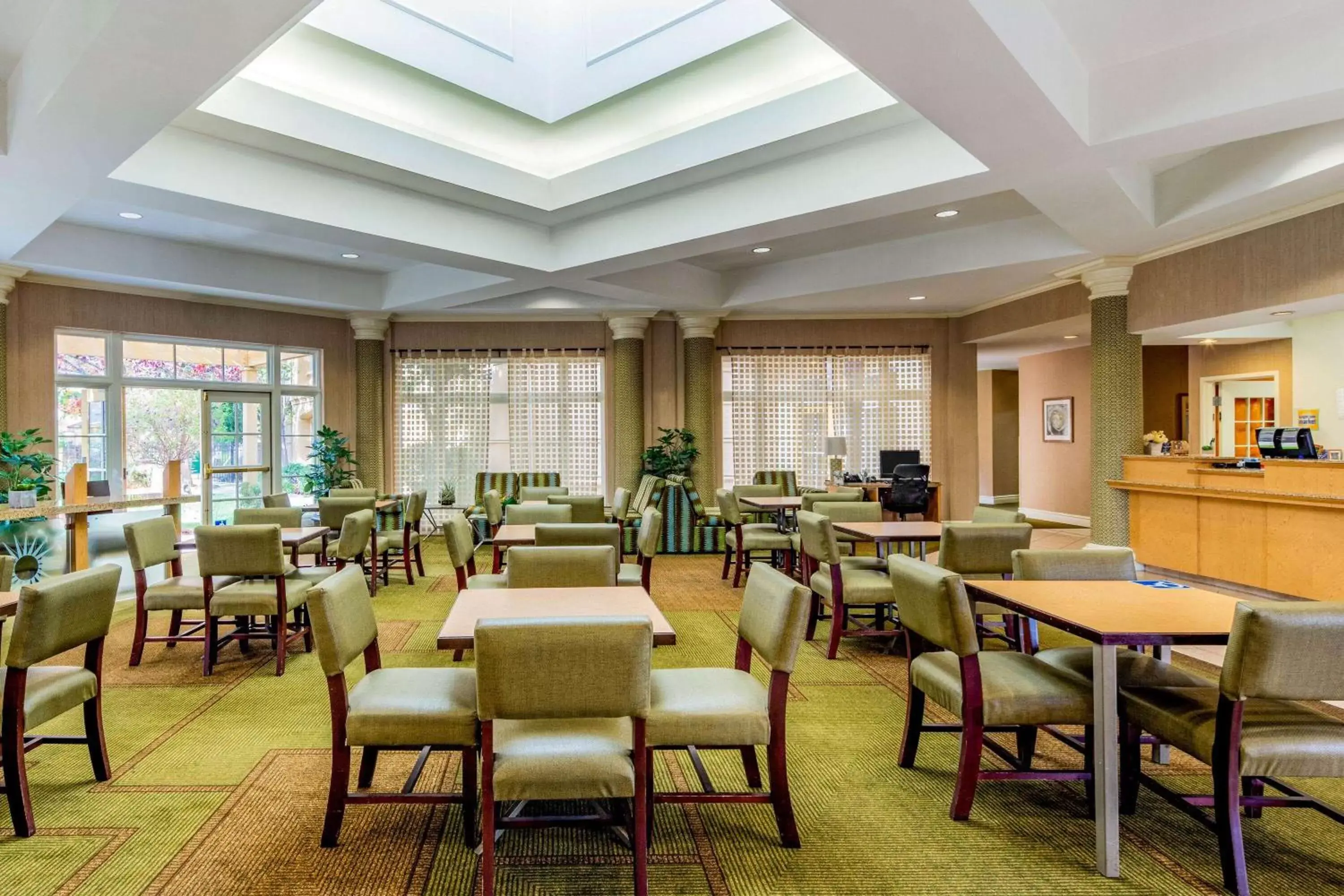 Lobby or reception, Restaurant/Places to Eat in La Quinta by Wyndham Fremont / Silicon Valley