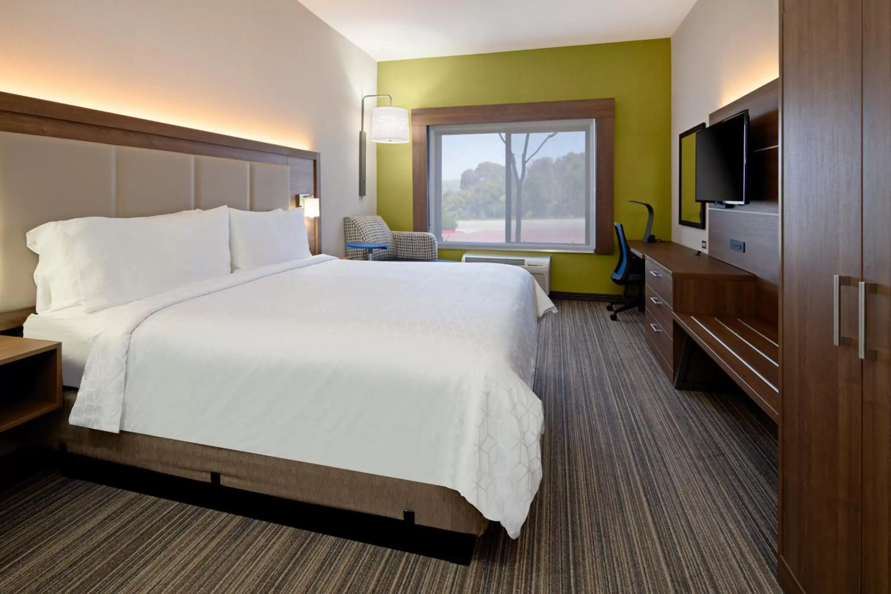 Photo of the whole room, Bed in Holiday Inn Express Hotel & Suites Atascadero, an IHG Hotel