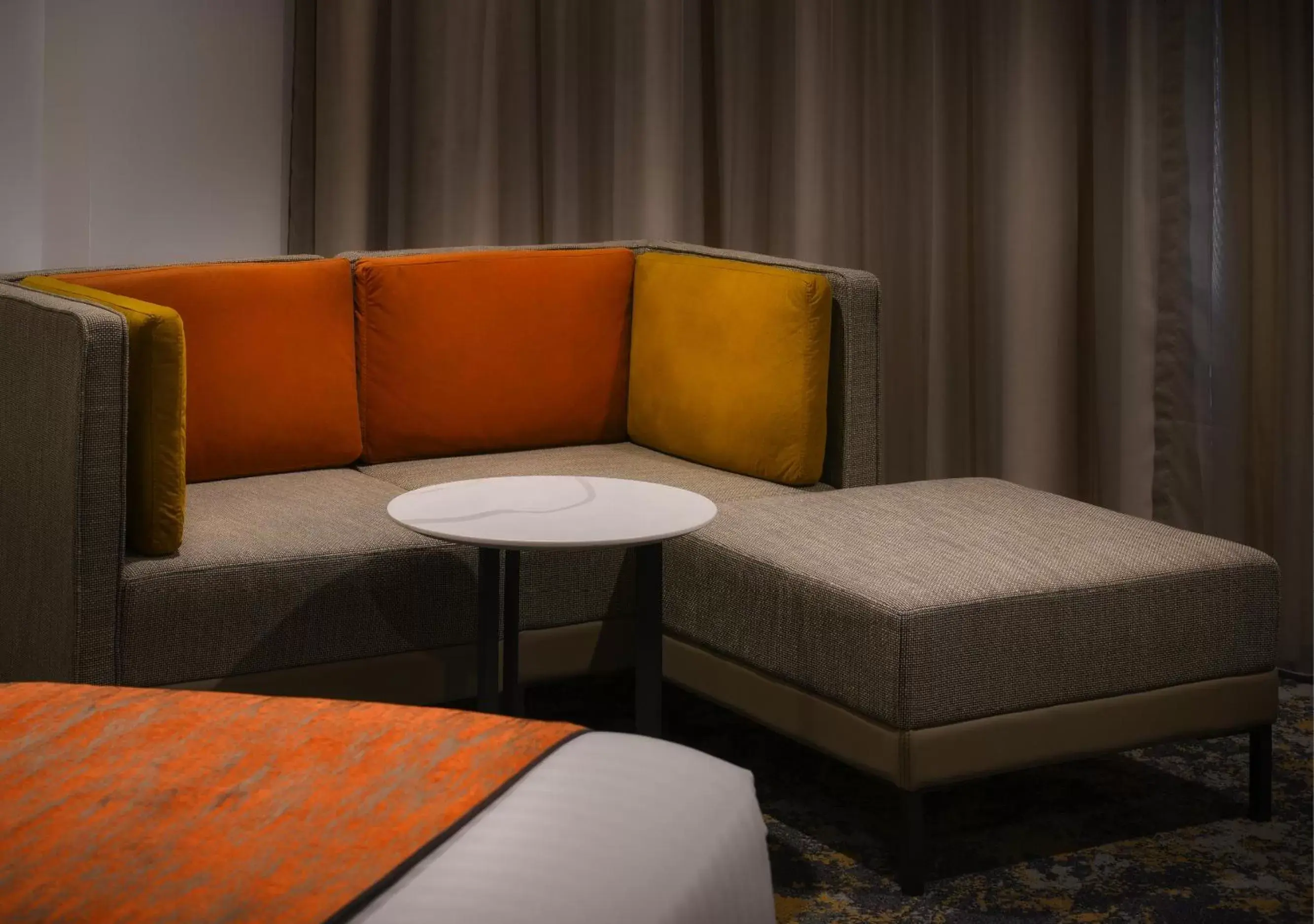 Seating area, Bed in Hotel Grand Chancellor Hobart