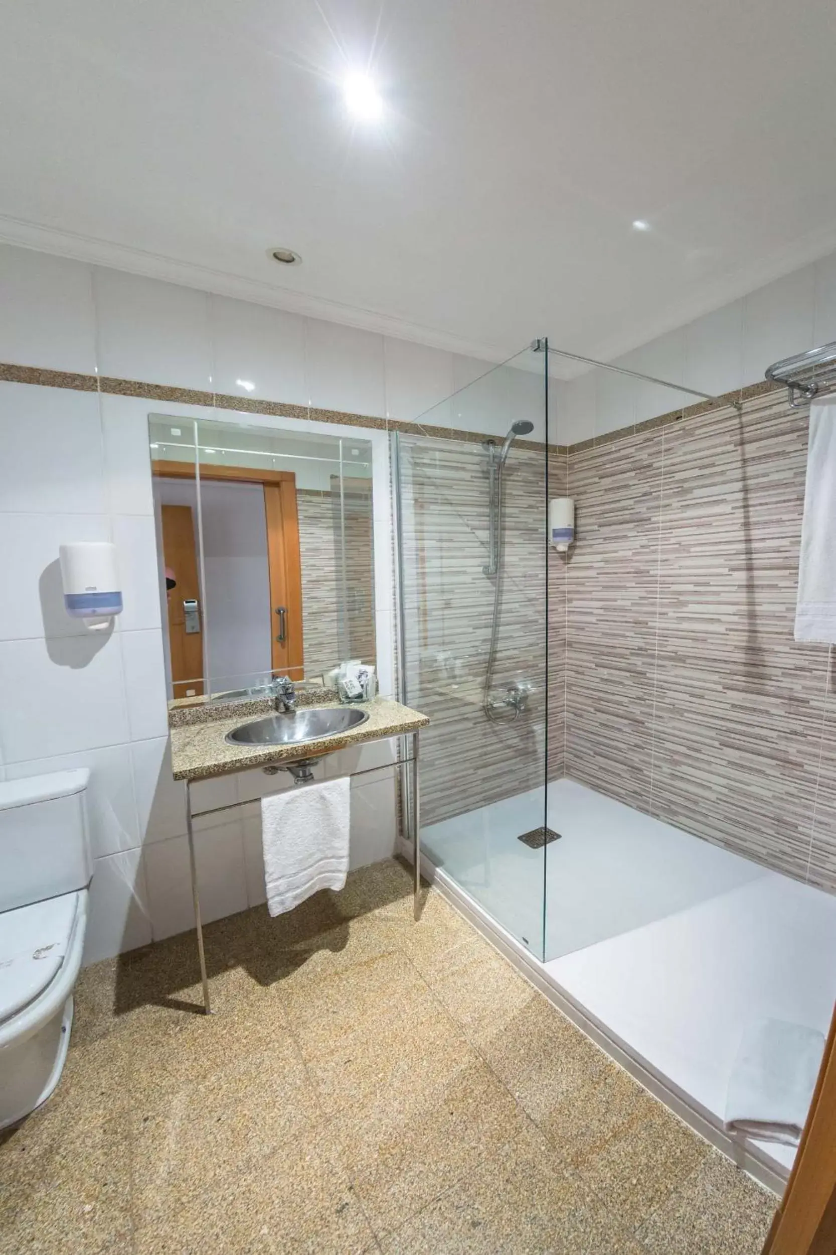 Shower, Bathroom in Hotel Alfonso I