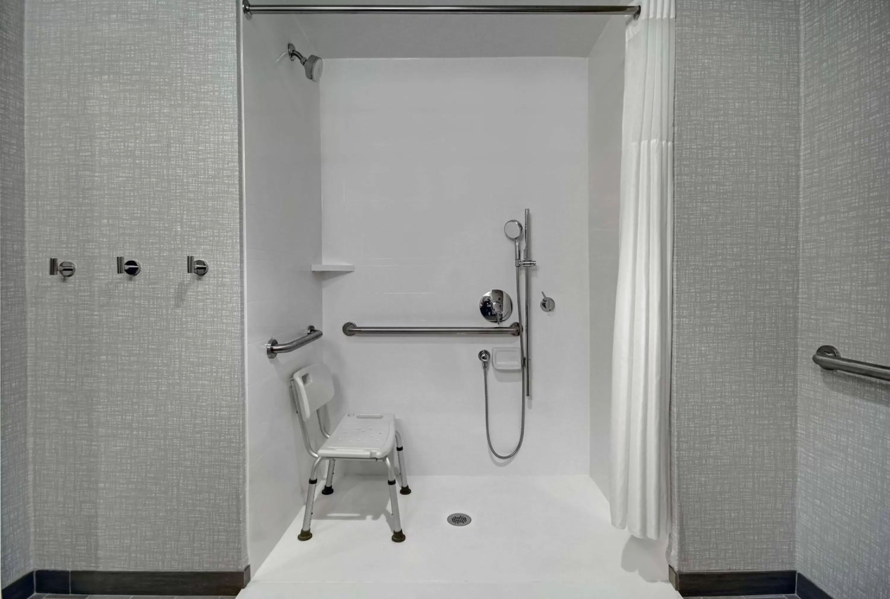 Bathroom in Hampton Inn Cave City, KY Bathroom in Hampton Inn Cave City, KY