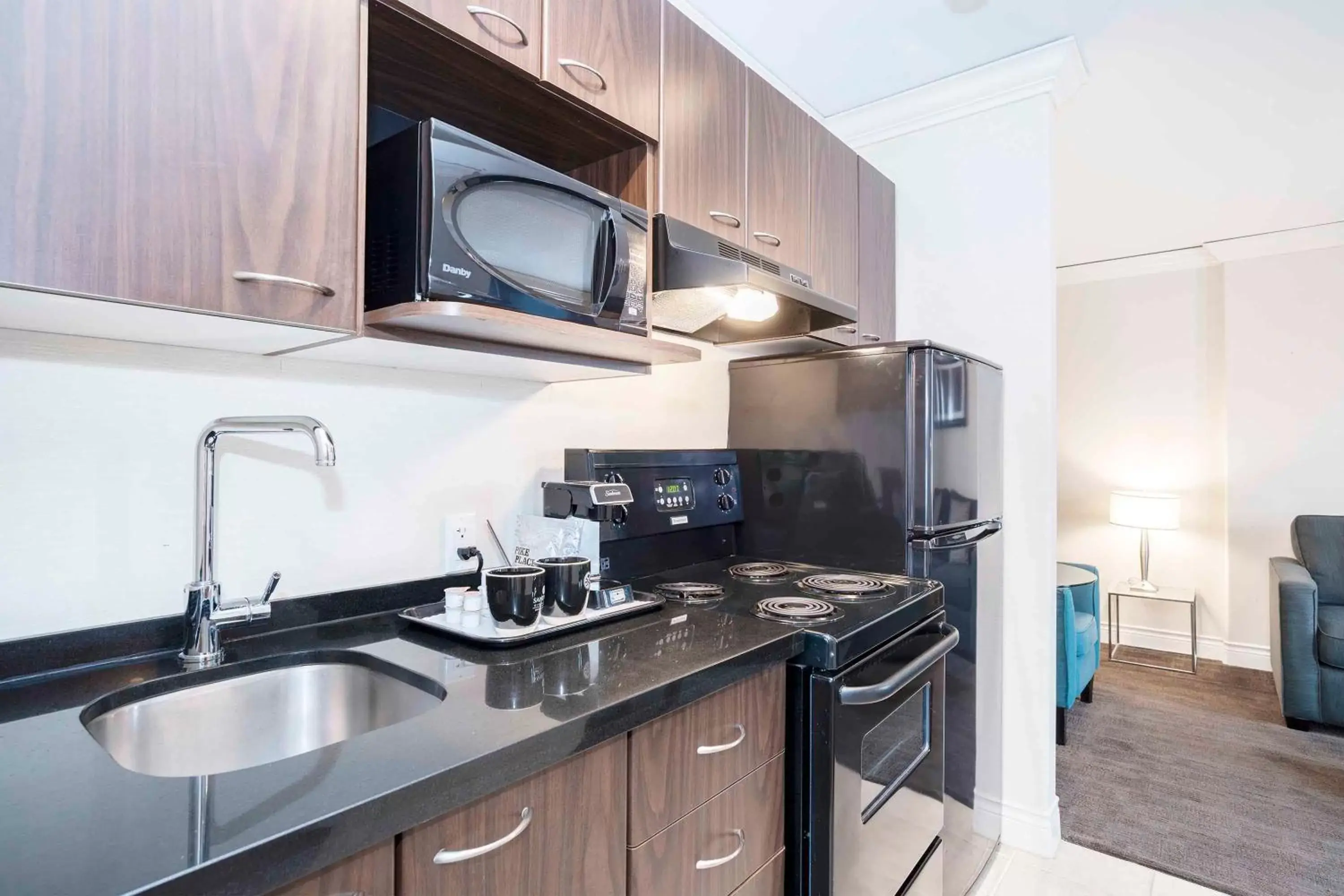 Photo of the whole room, Kitchen/Kitchenette in Sandman Signature Toronto Airport Hotel