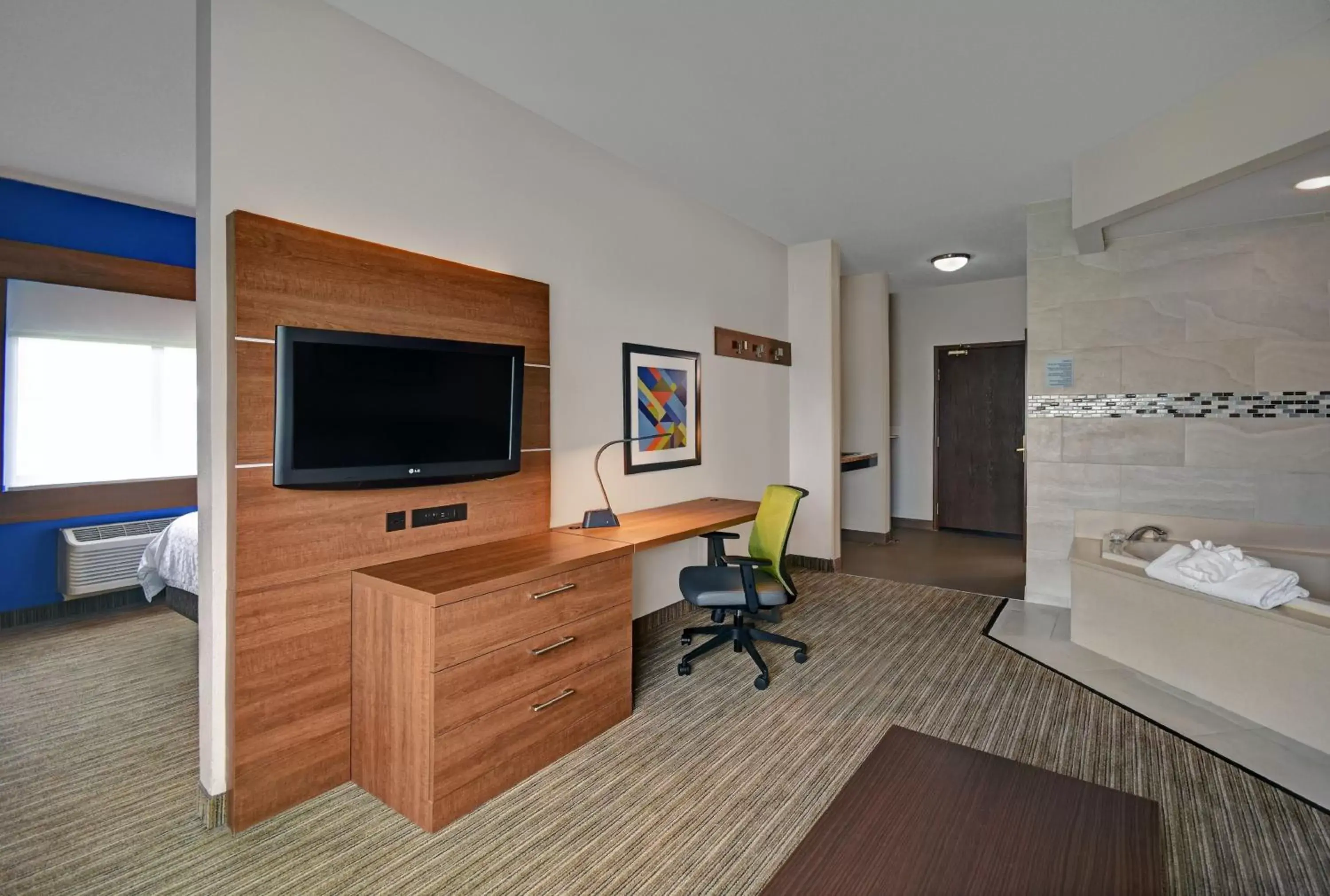 Photo of the whole room, TV/Entertainment Center in Holiday Inn Express Marshall, an IHG Hotel