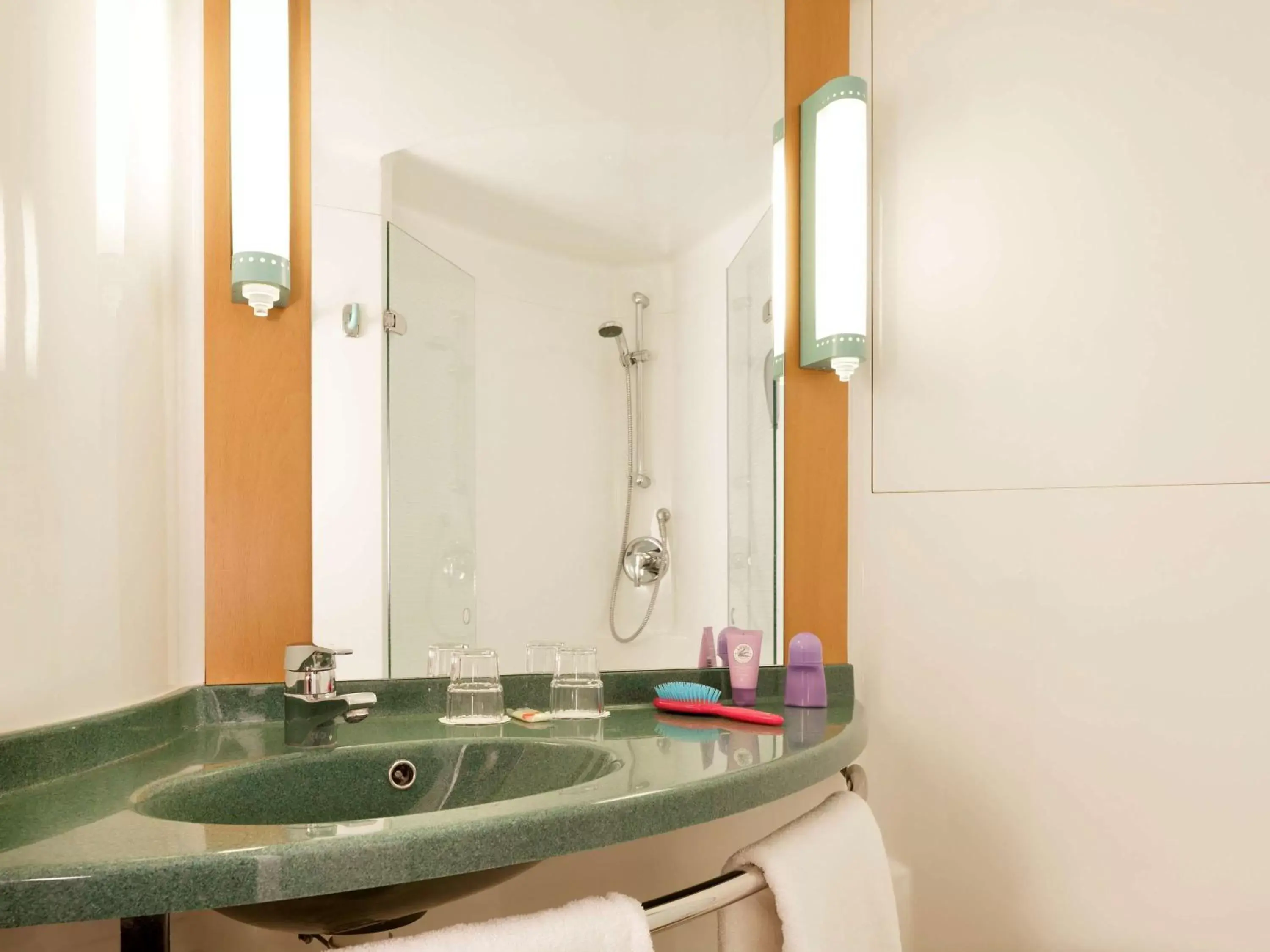 Bathroom in Hotel Ibis Milano Malpensa