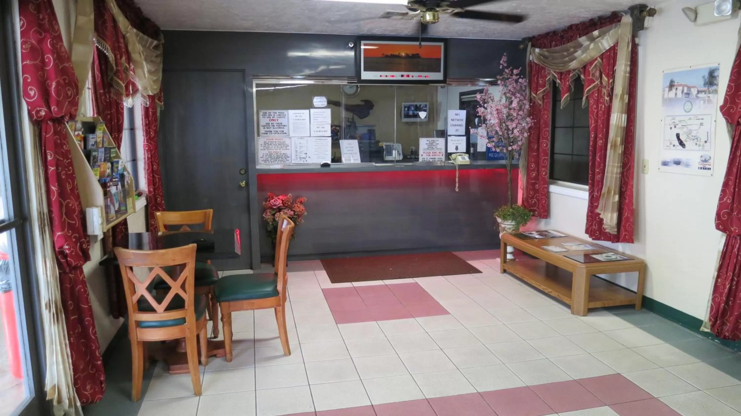 Dining area in Calimesa Inn