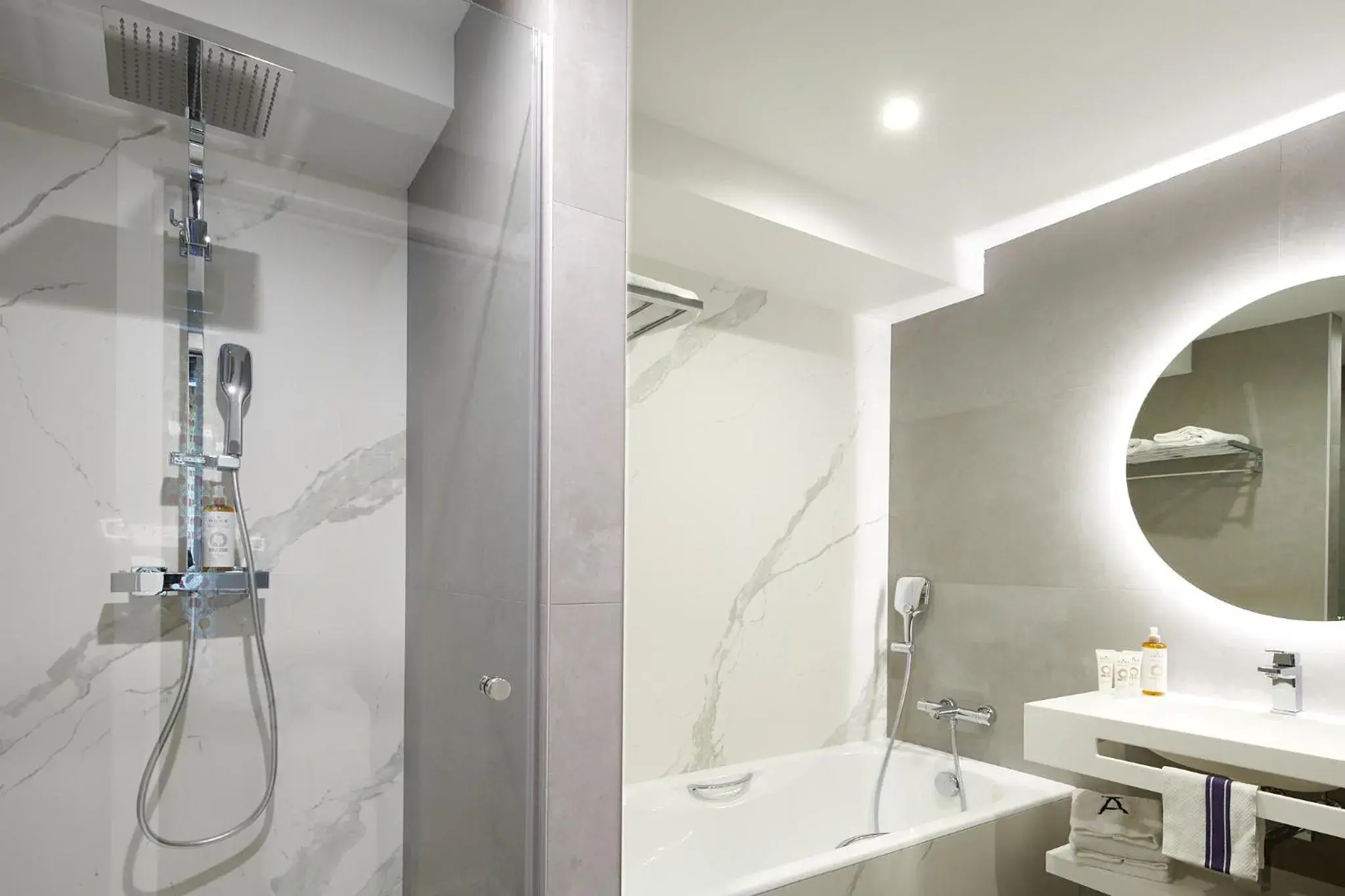 Shower, Bathroom in Arraya - Les Collectionneurs