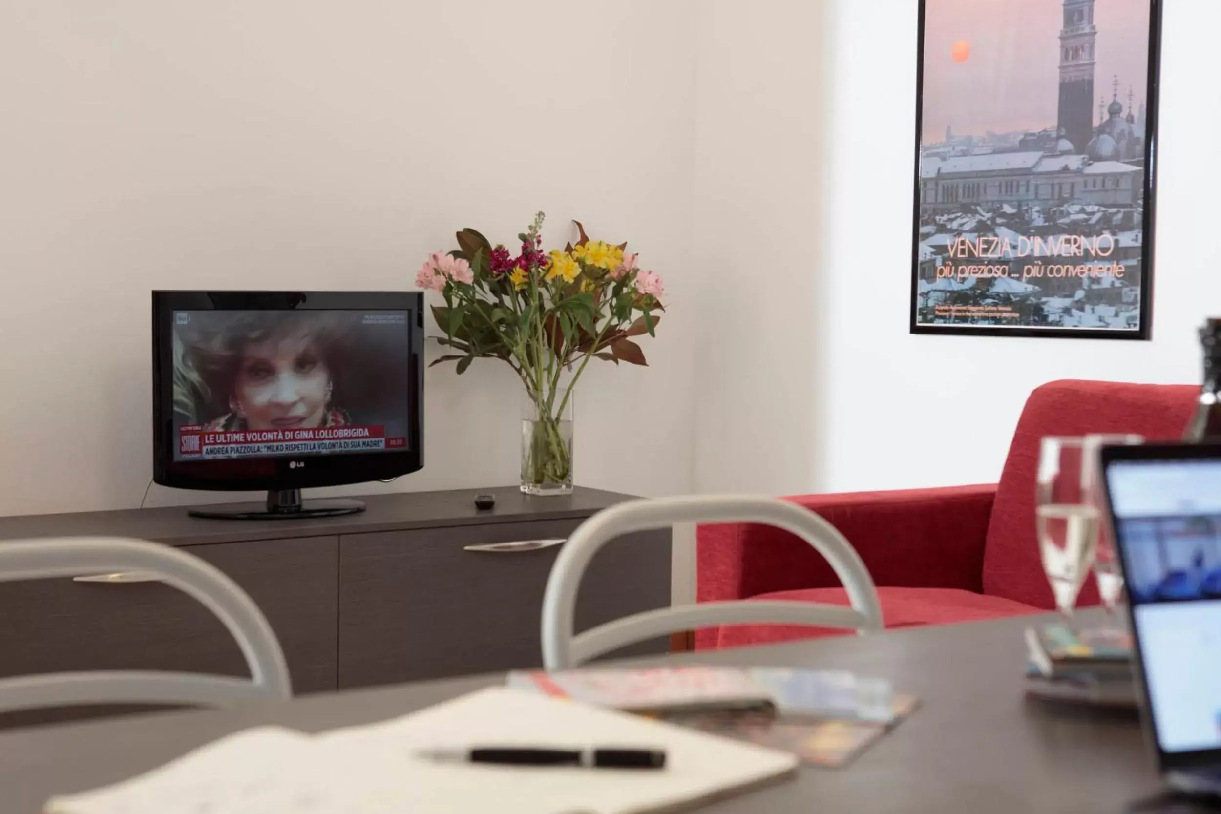 Dining area, TV/Entertainment Center in Hotel Commercio & Pellegrino