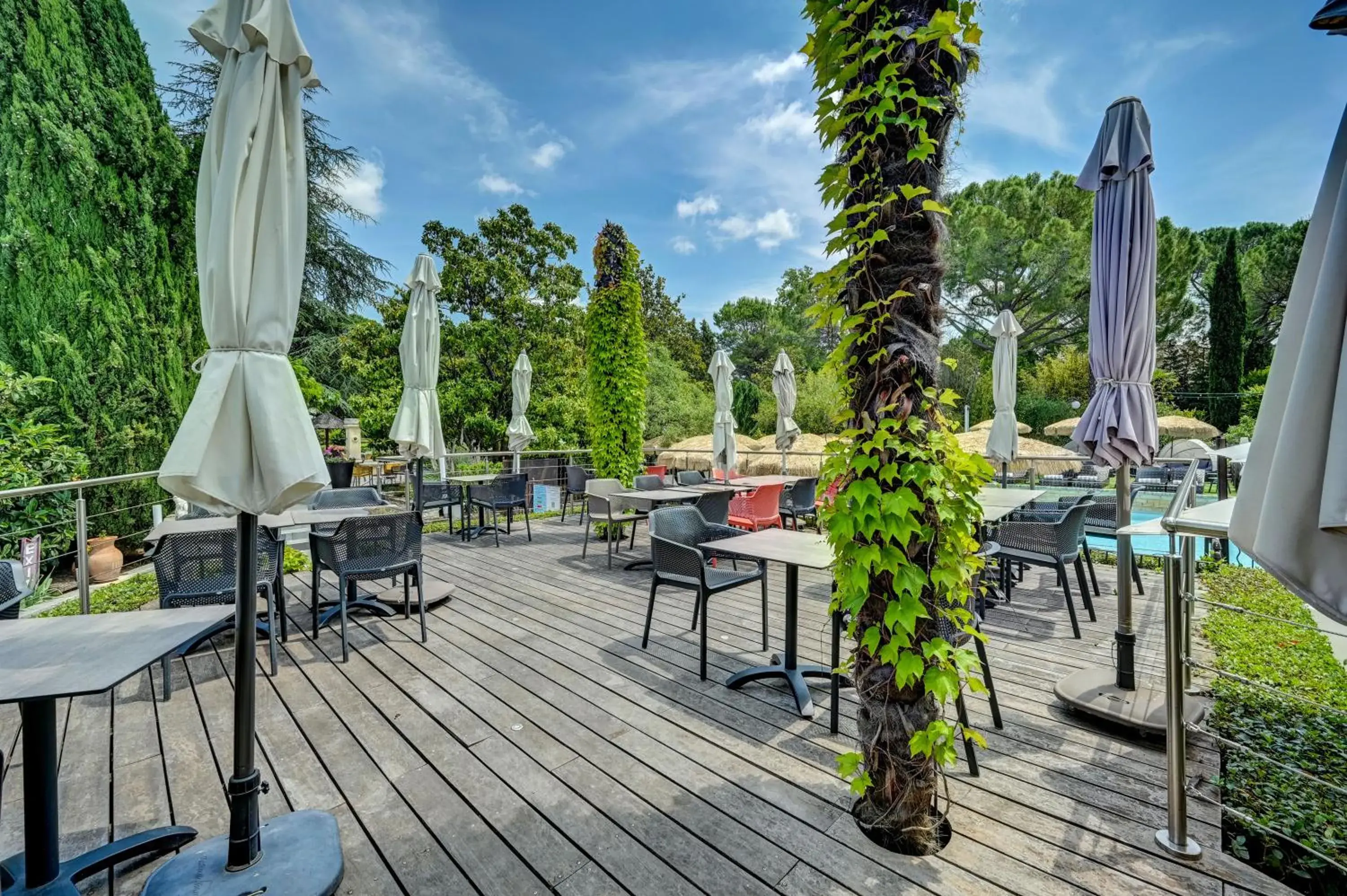 Patio in Best Western Sevan Parc Hotel