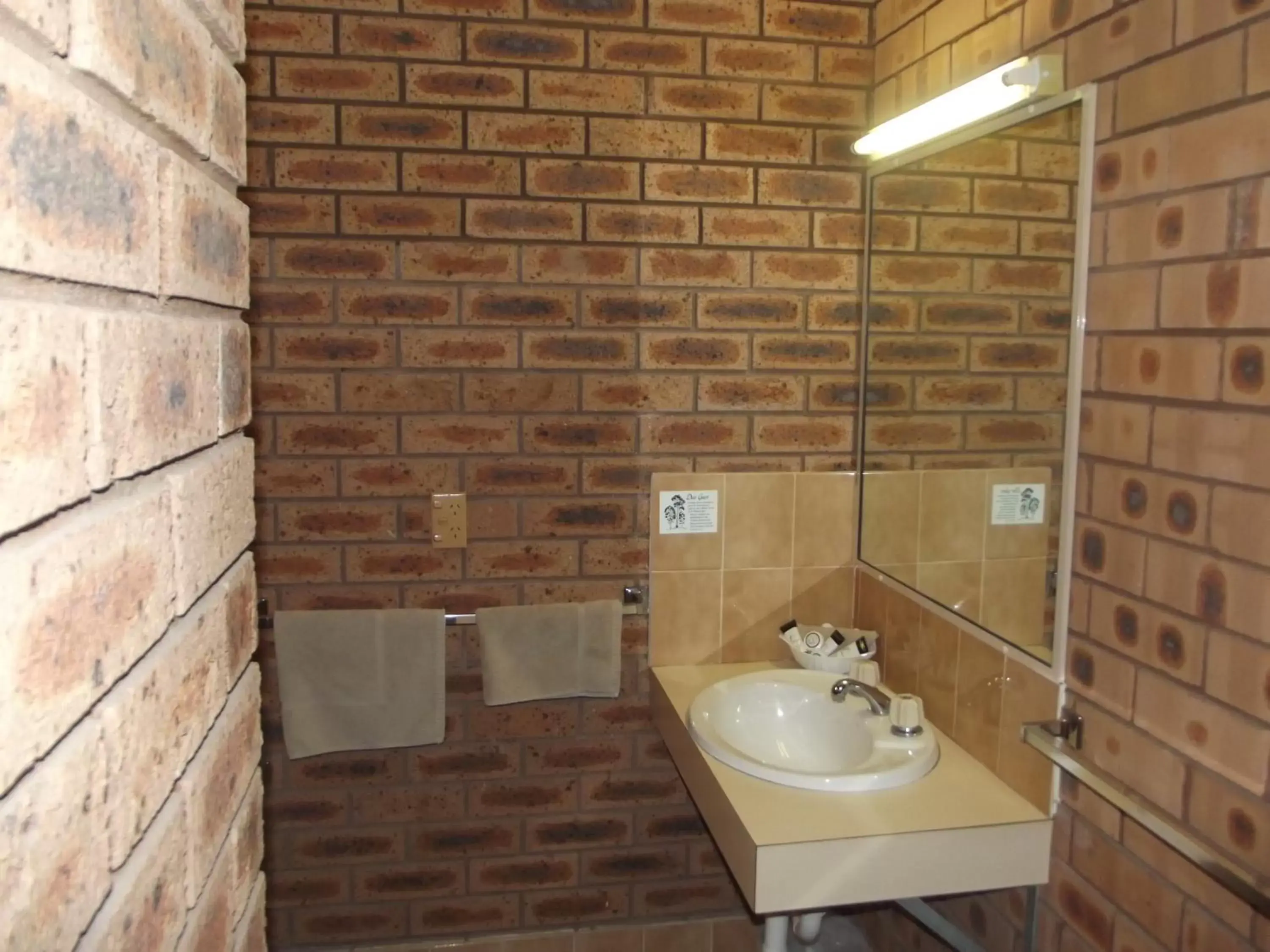 Bathroom in Cobar Town & Country Motor Inn