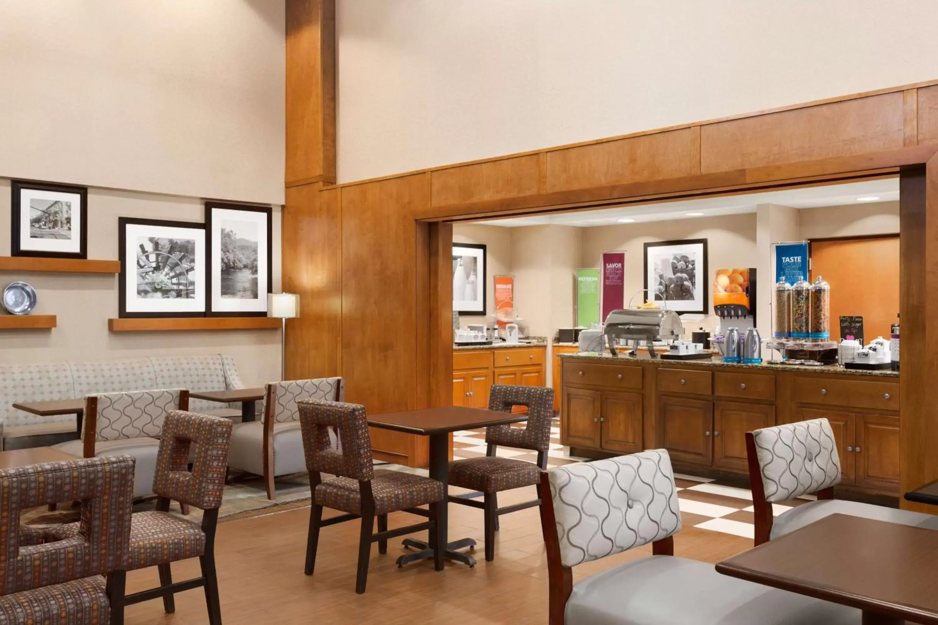 Dining area, Restaurant/Places to Eat in Hampton Inn & Suites by Hilton Manchester Bedford