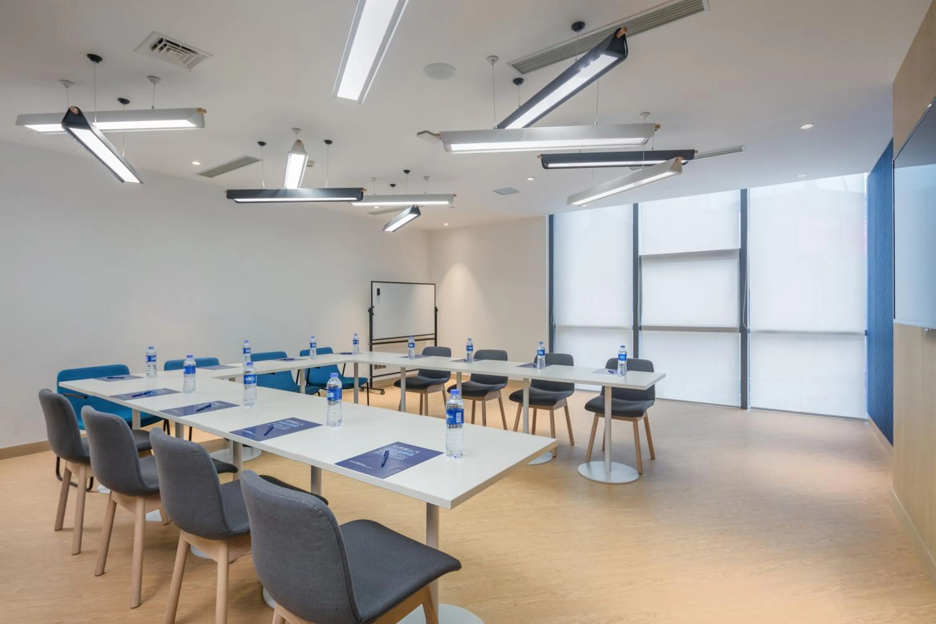 Meeting/conference room in Holiday Inn Express Hangzhou Jiuzhou by IHG
