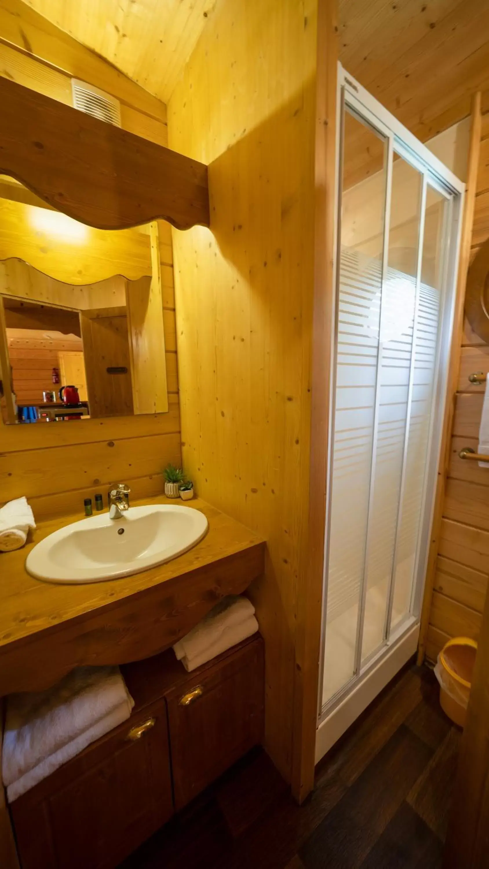 Shower, Bathroom in Le Village de la Champagne - Slowmoov