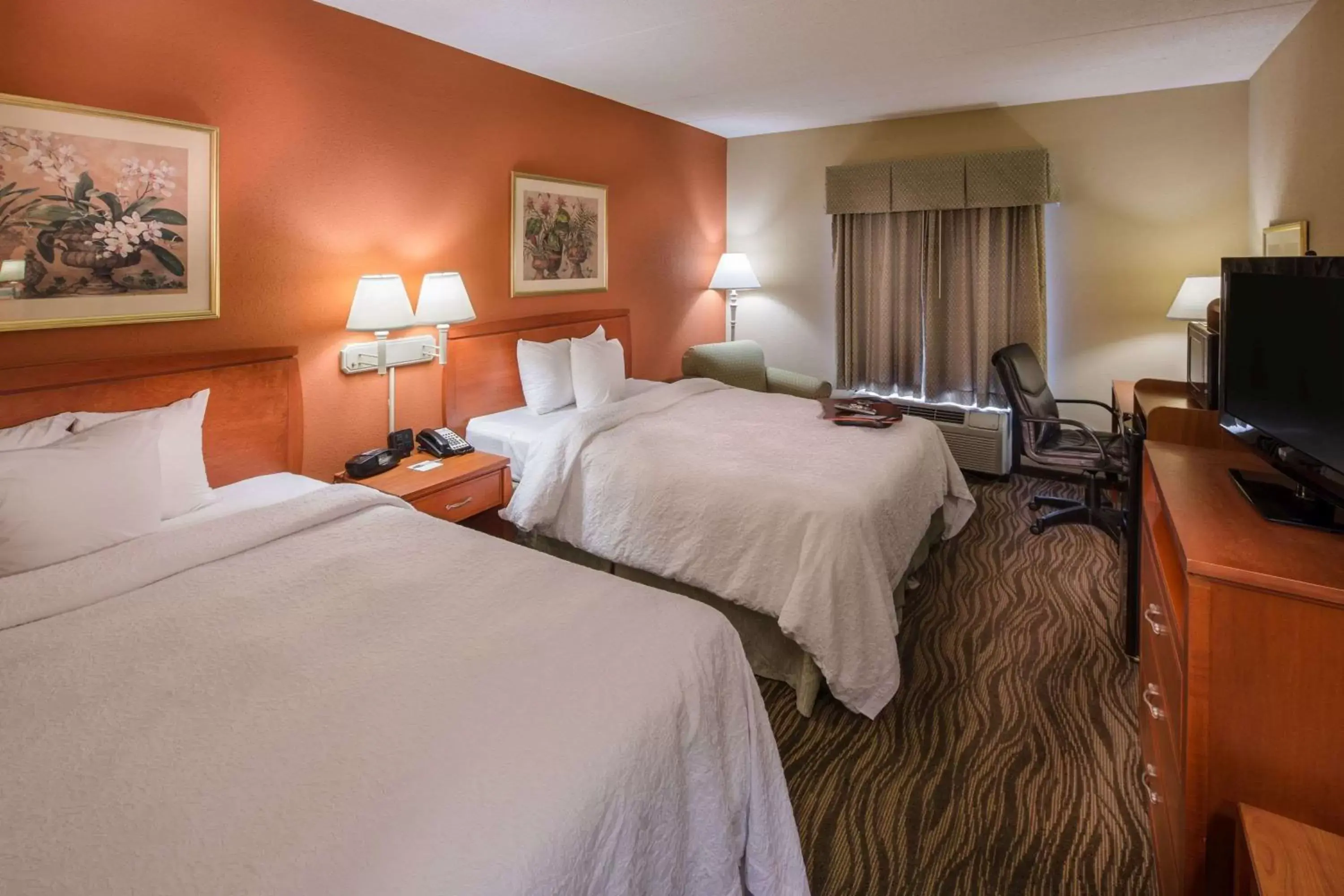 Bed in Hampton Inn & Suites Augusta West