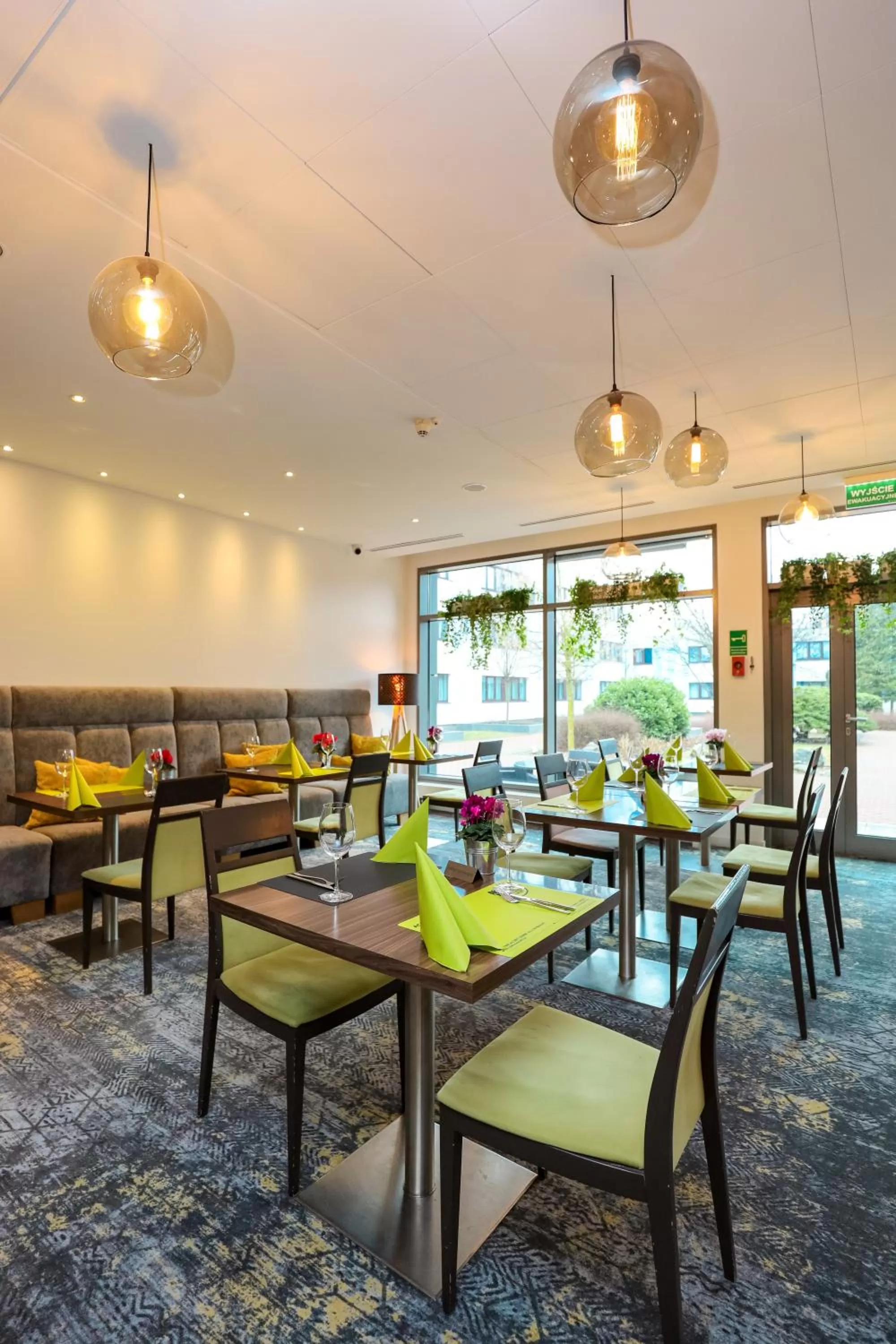 Restaurant/places to eat in Novotel Poznań Malta