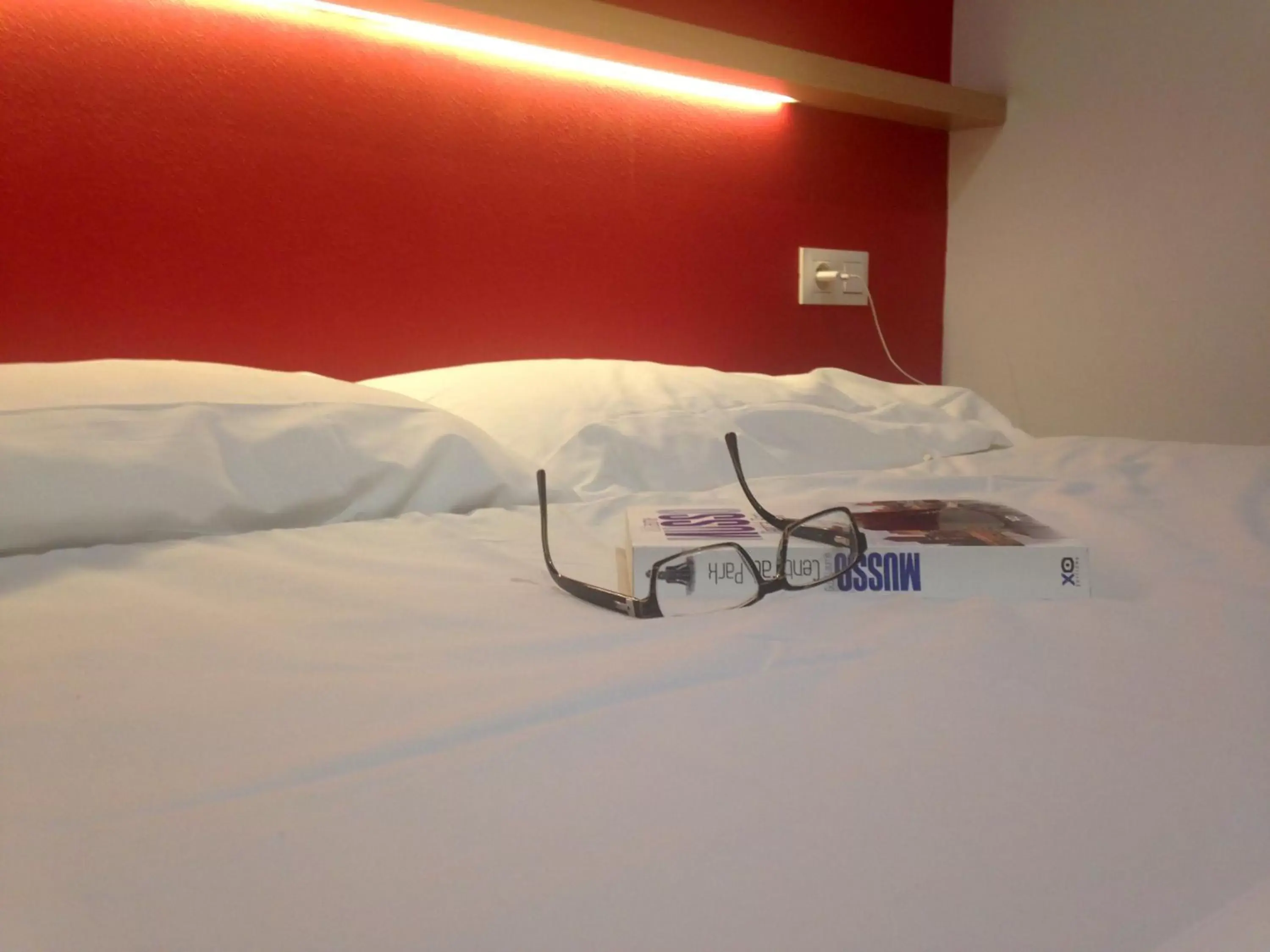 Bed in Eklo Hotels Le Mans