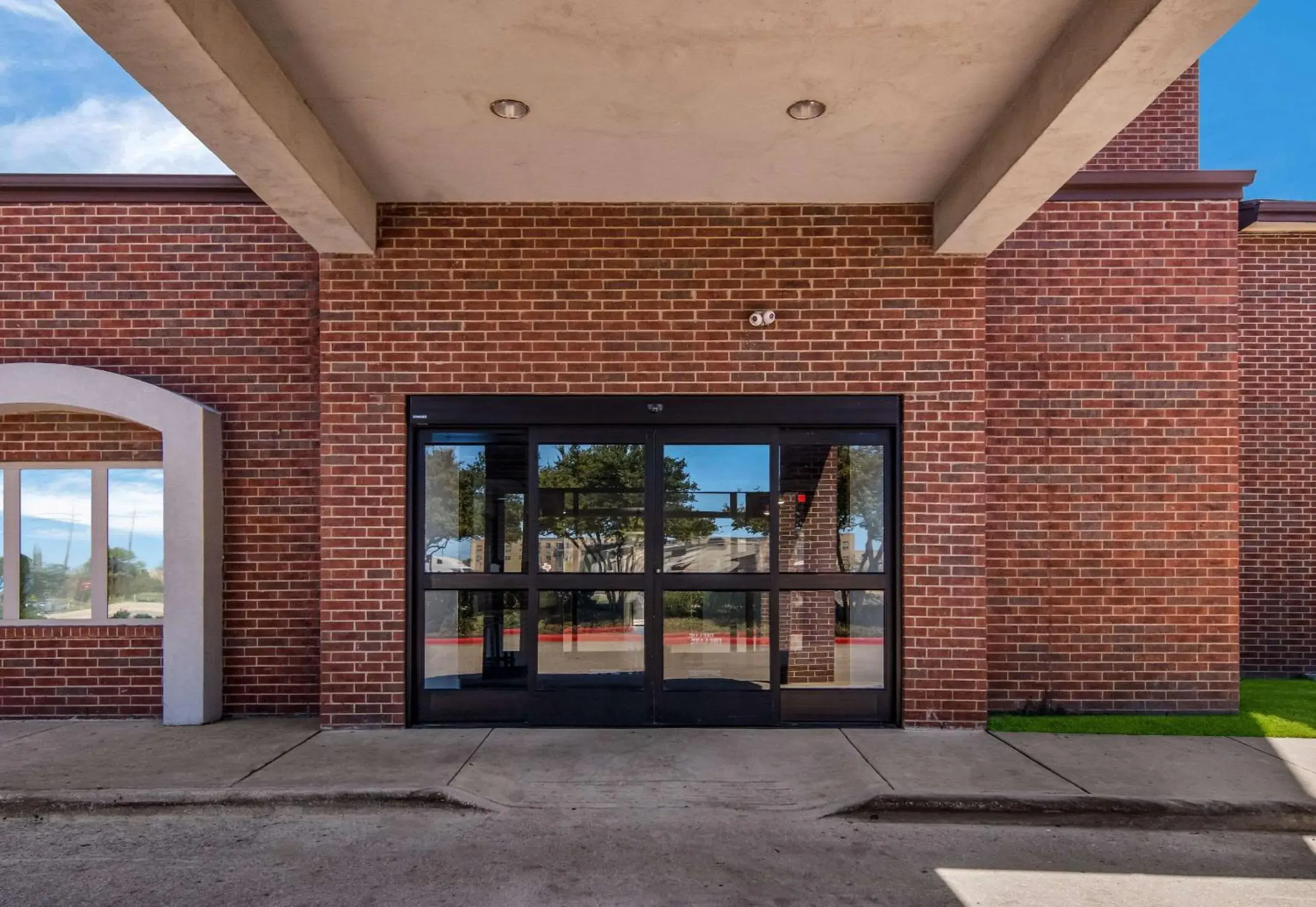 Property building in Quality Inn & Suites Richardson-Dallas